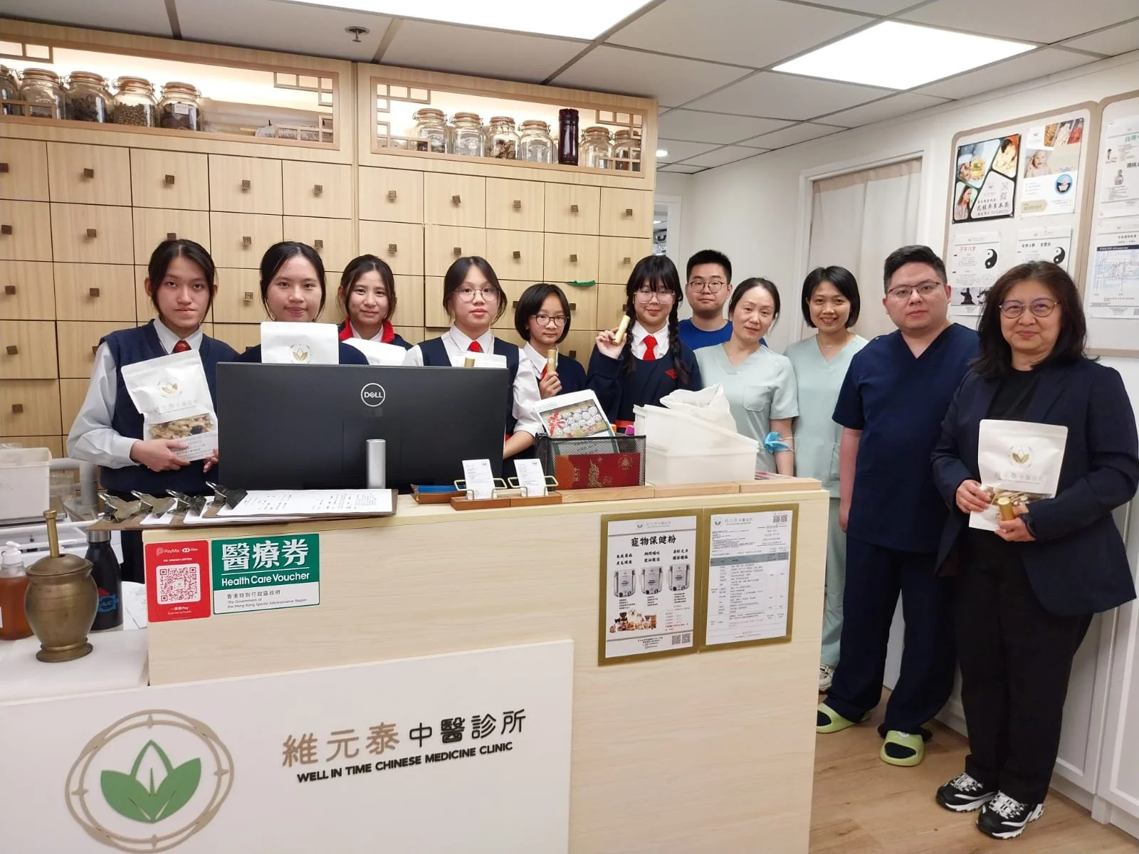 2025年3月19日嘉諾撒聖心書院老師及同學到診所模擬配劑,是日每人按自己需要抓取適合藥材帶回家作養生保健用途