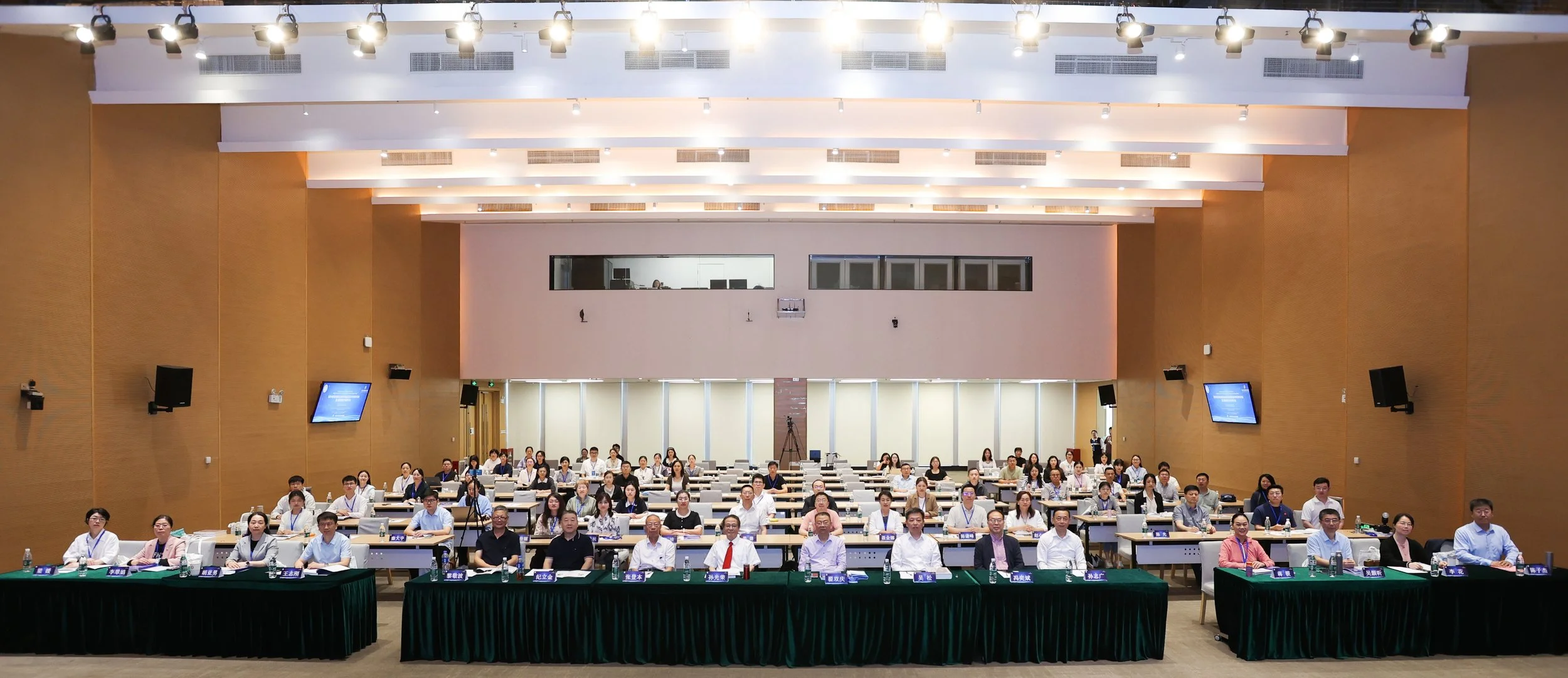 2026年5月16日至17日，由世界中医药学会联合会内经专业委员会主办、粤澳合作中医药科技产业园承办的世界中联2026内经学术年会在横琴粤澳深度合作区圆满举行。来自海内外的百余位《黄帝内经》专家学者、临床工作者及研究生代表齐聚一堂，围绕"经典传承与现代融合"主题，深入交流《黄帝内经》理论研究、临床实践与数智化探索的最新成果，对中医药现代化与国际化工作进行了充分的展望与研讨。