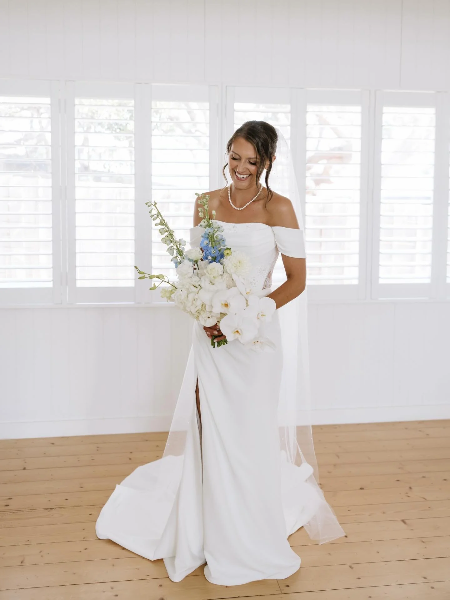 A vision 🩵✨ 

I had the gorgeous Chloe @ckg.makeupartistry working with me on this day and it was the best. 

Monique  also owns @oursweetpantry and made her own cake how special!! 🎂

Amazing shots by @hannahbriggs.photography 

#makeupartist #morn