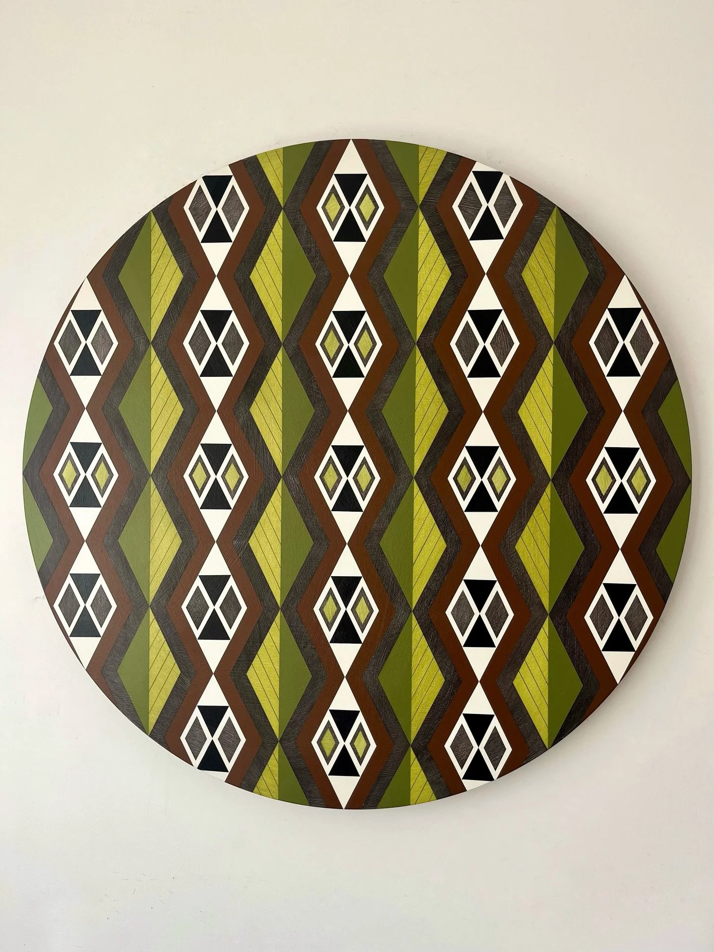 This year I&rsquo;m trying to evolve my work by pushing my boundaries. This piece is a good example of that&hellip; using tāniko patterns, exploring a new colour palette, and moving away from metallics.

I&rsquo;d love to know what you think 🤎 

Tān