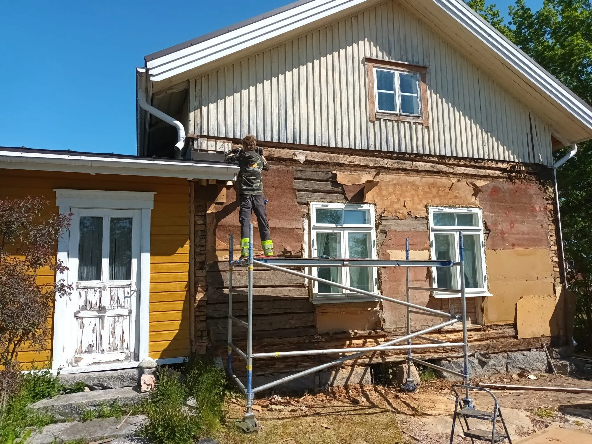 Jalotimpurit_Talon ulkosivulaudoidukset 1.jpeg