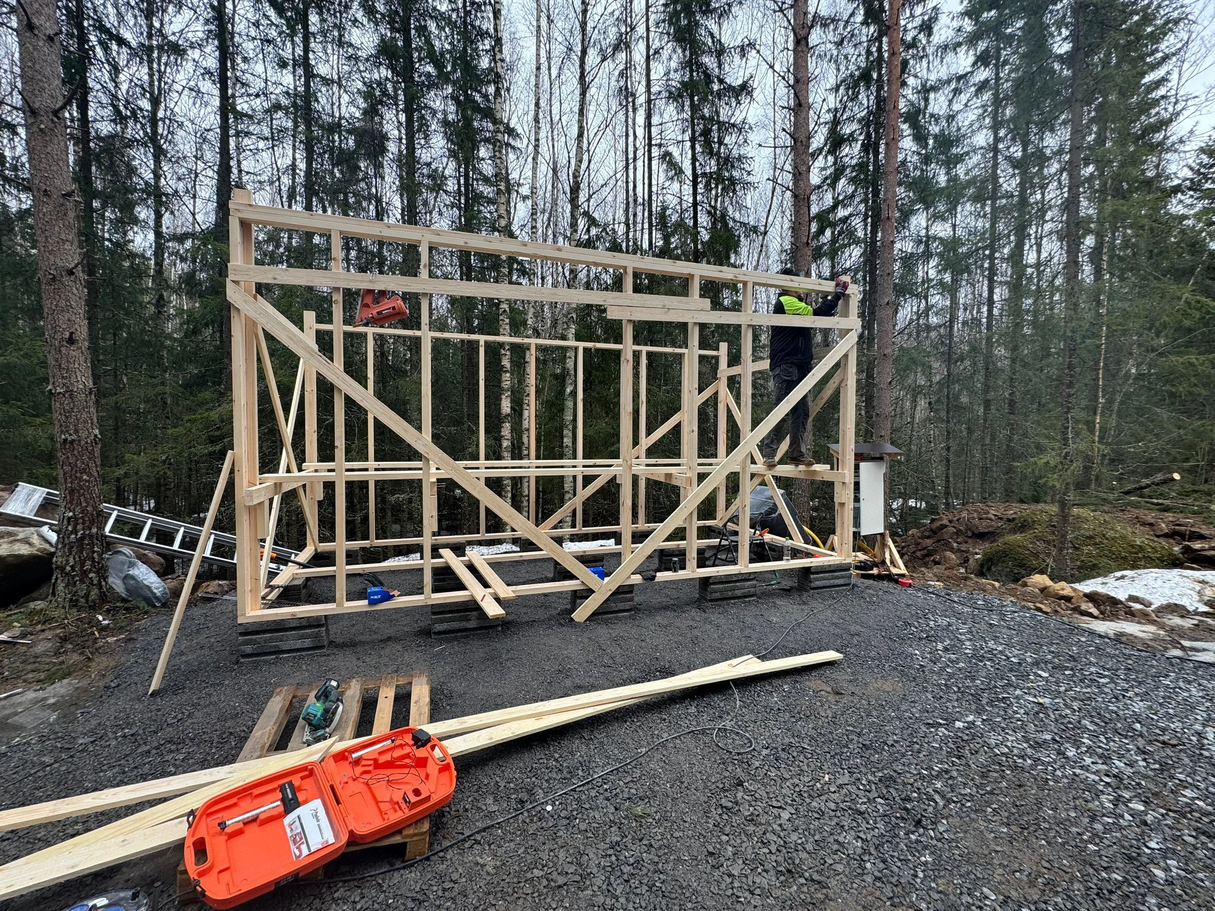 Jalotimpurit_Varaston rakentaminen 1.jpeg