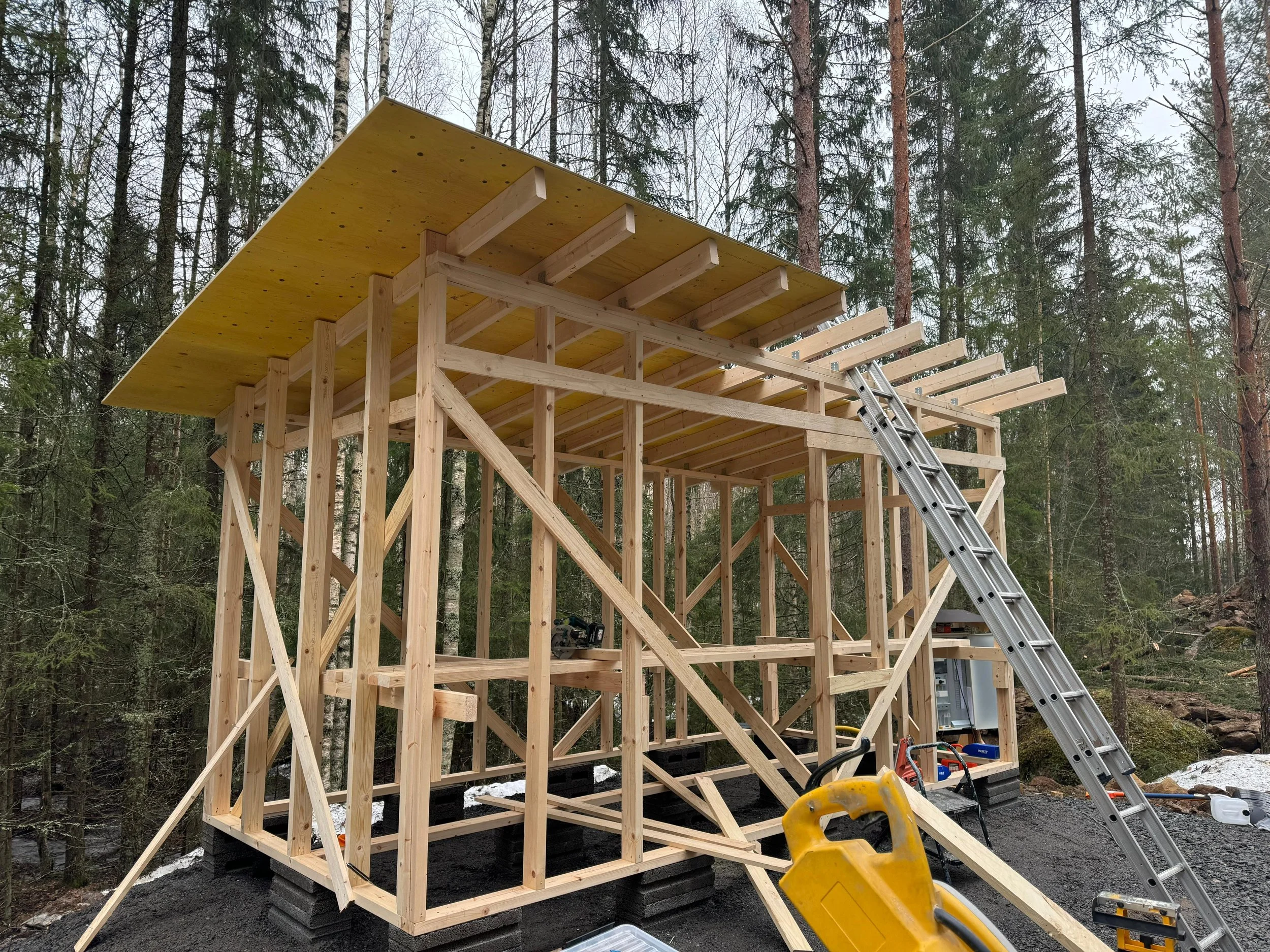 Jalotimpurit_Varaston rakentaminen 2.jpeg