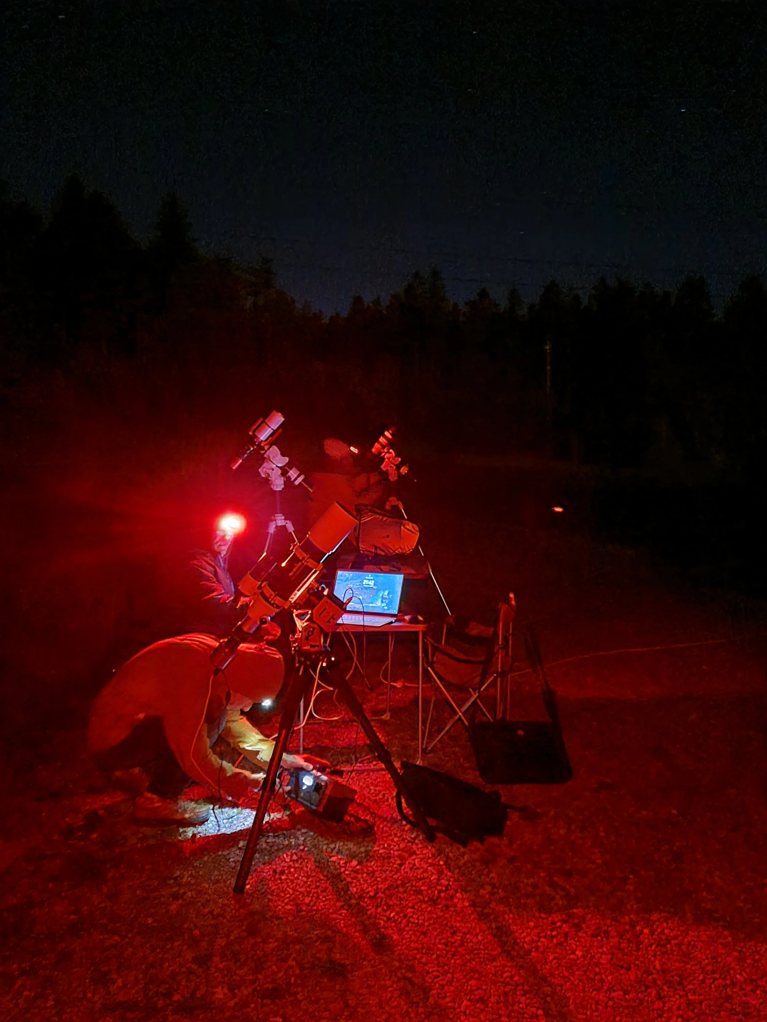 Les participants en pleine installation du matériel