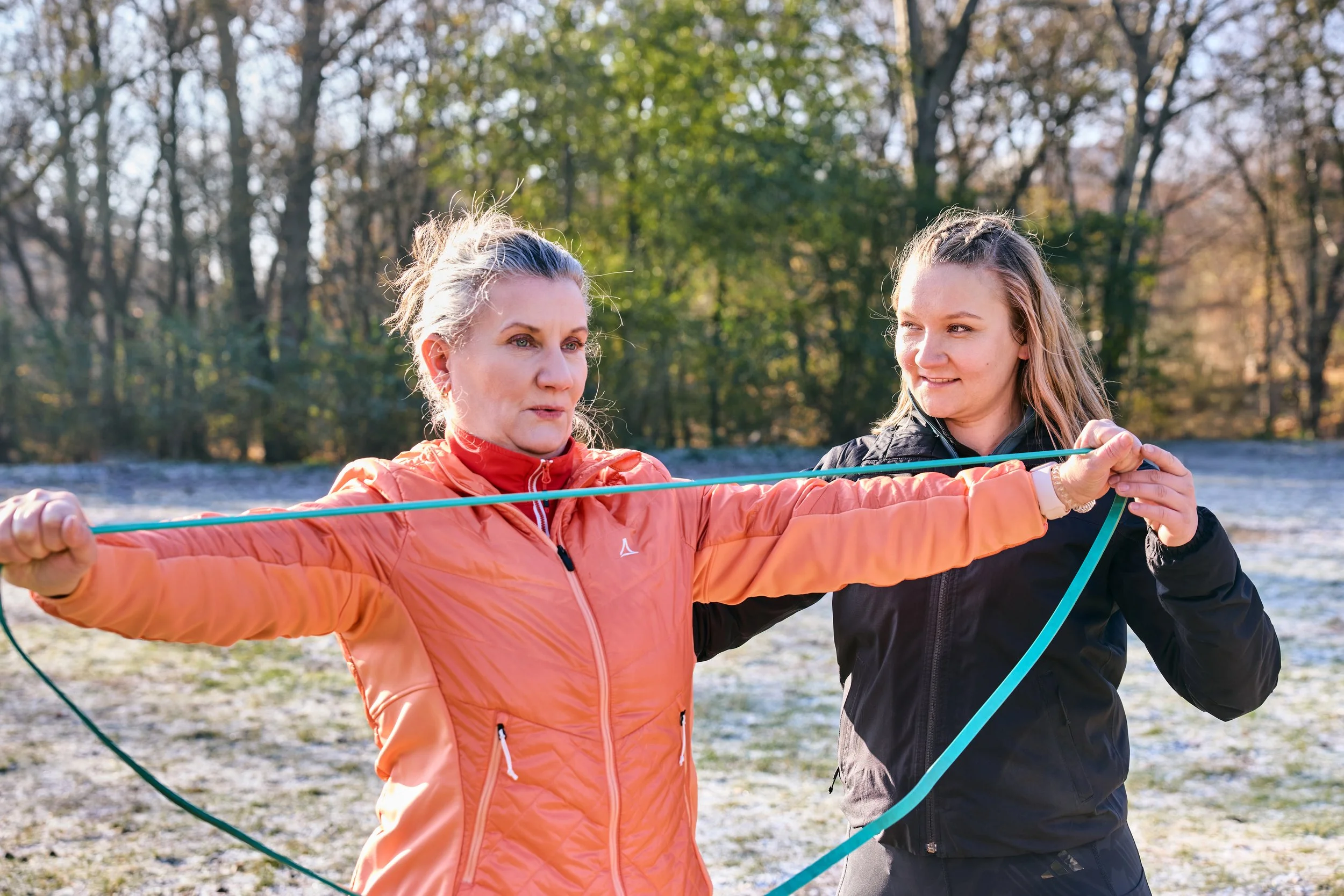Personal Training im Freien mit dem Widerstandsband