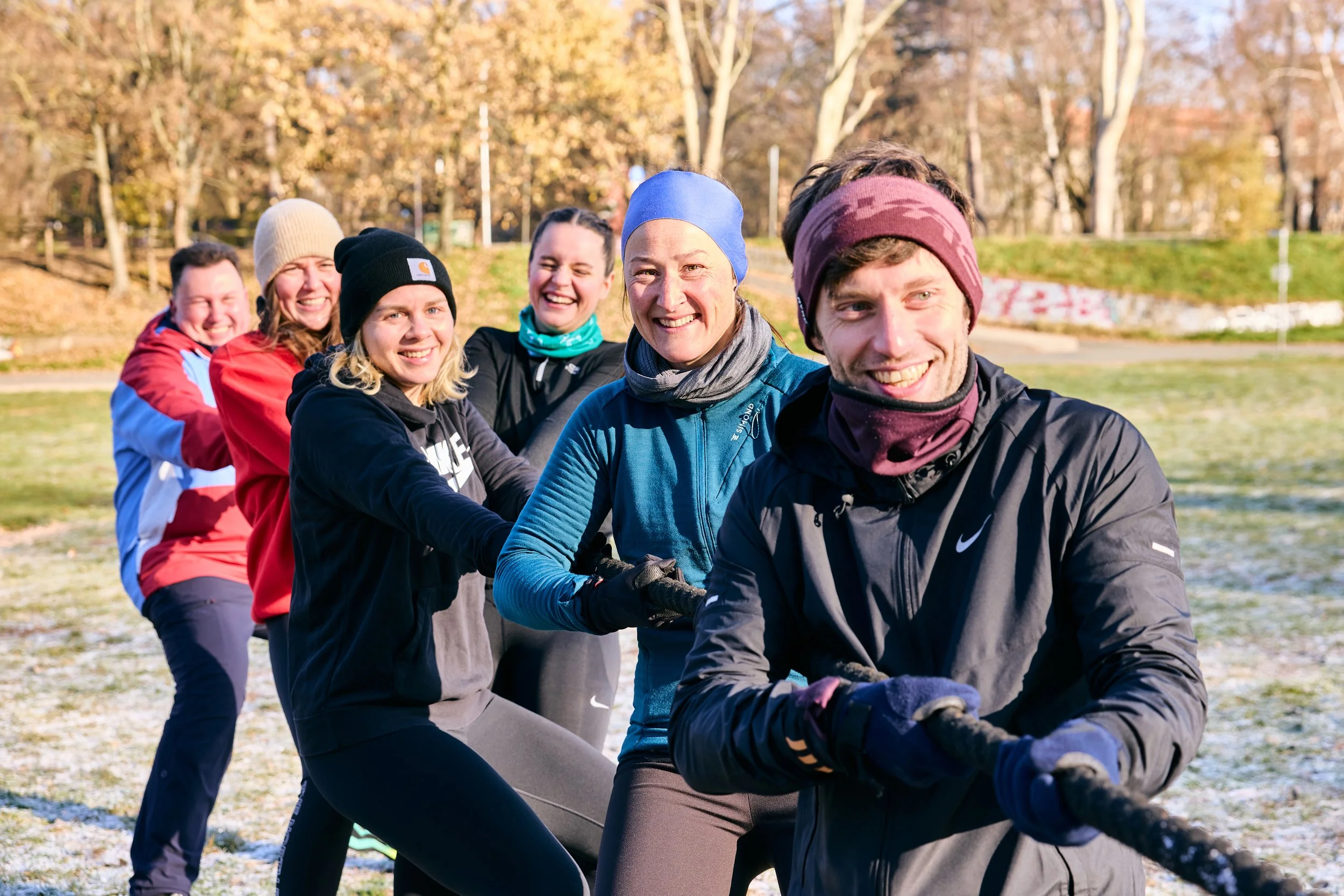 Trainingsgruppe beim Tauziehen im Freien