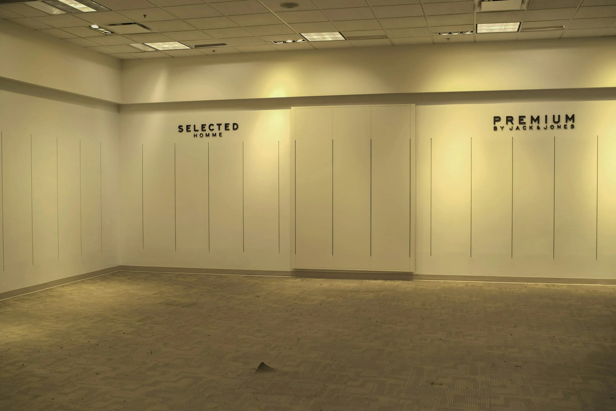 Retail space interior cleaning service for commercial stores and empty units in Atlanta.