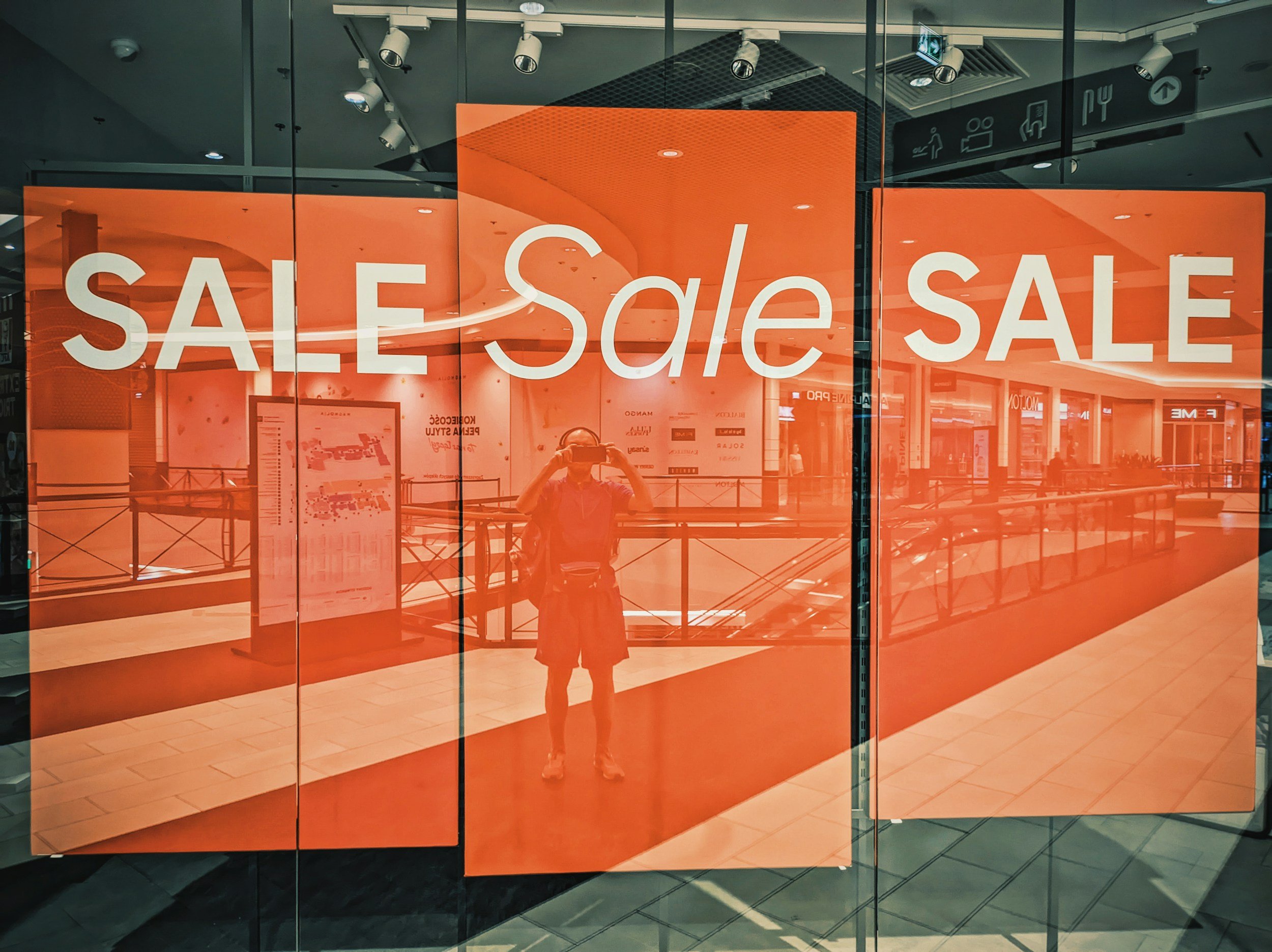 Ground‑level retail window cleaning service for storefronts and commercial shops in Atlanta.