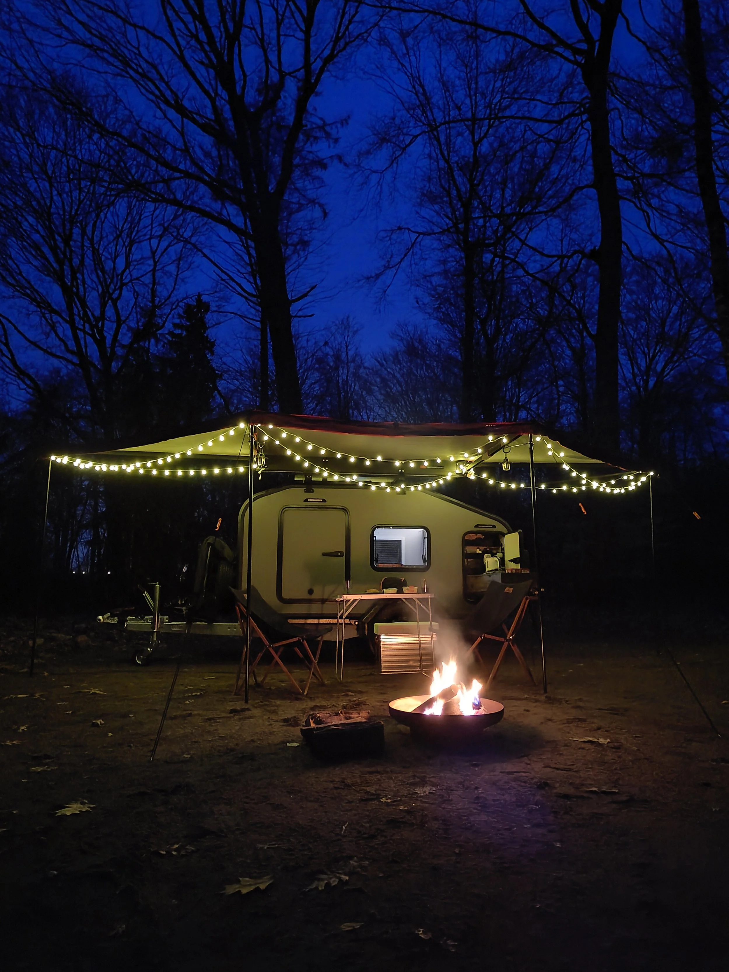 compacte-mini-caravan-bos-avond-kampvuur-custom-compacts