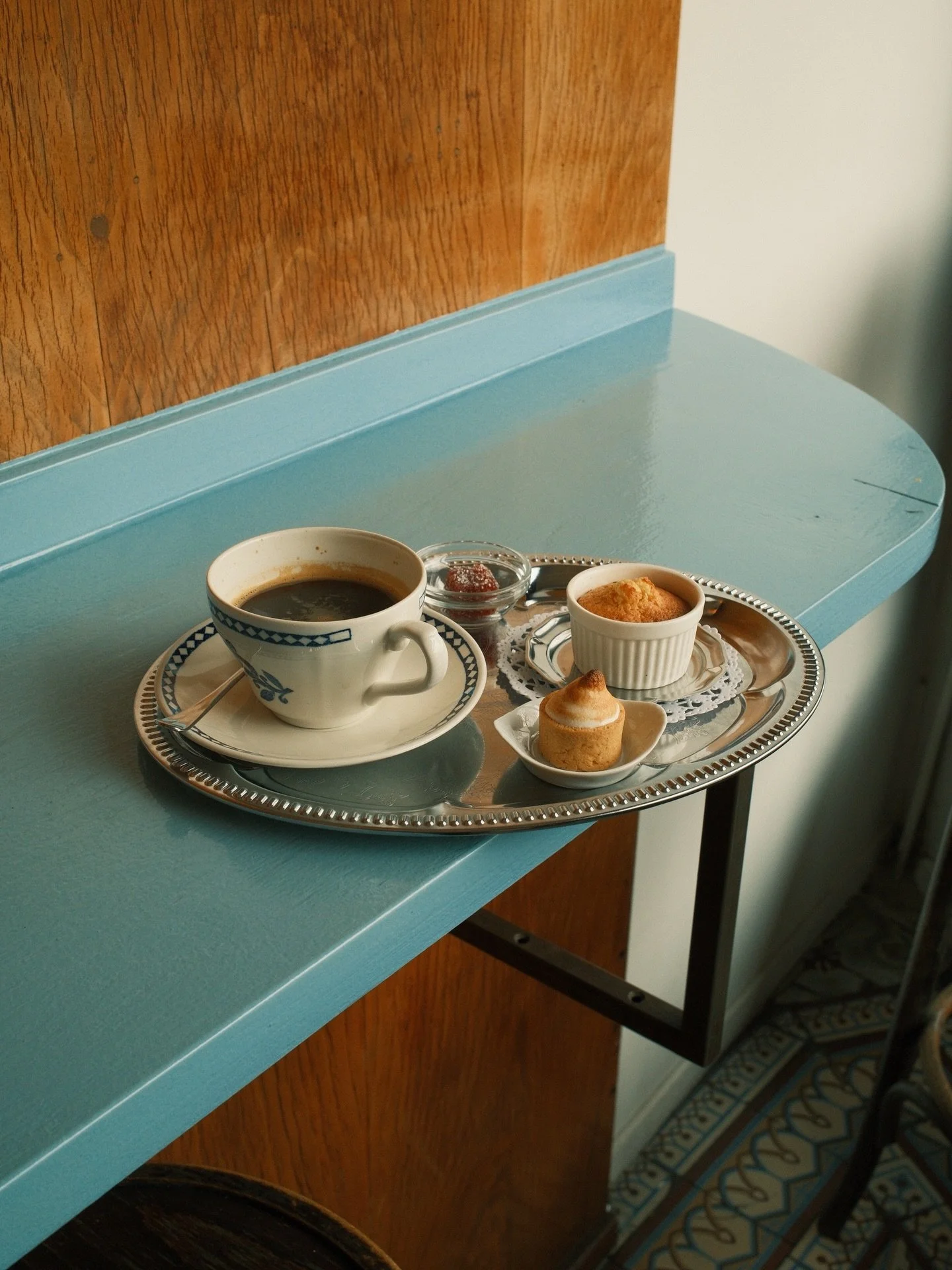 CAF&Eacute; GOURMAND
/ka.fe ɡuʁ.mɑ̃/ noun (French)
A small assortment of miniature desserts served together with a coffee, typically offered in French caf&eacute;s and restaurants.