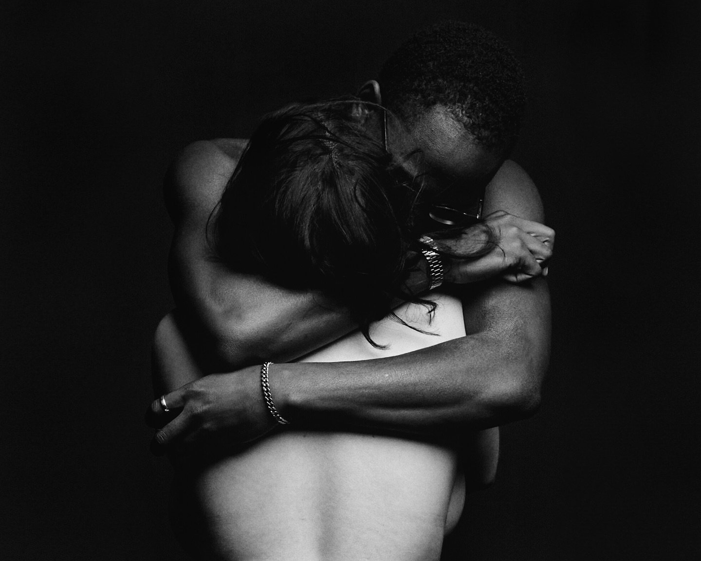 A couple self-portrait session @pose.photostudio is a great date idea and something new to try together. It&rsquo;s private, relaxed and just for the two of you.
You don&rsquo;t have to plan anything. Just come in, put on your favorite music, laugh, 