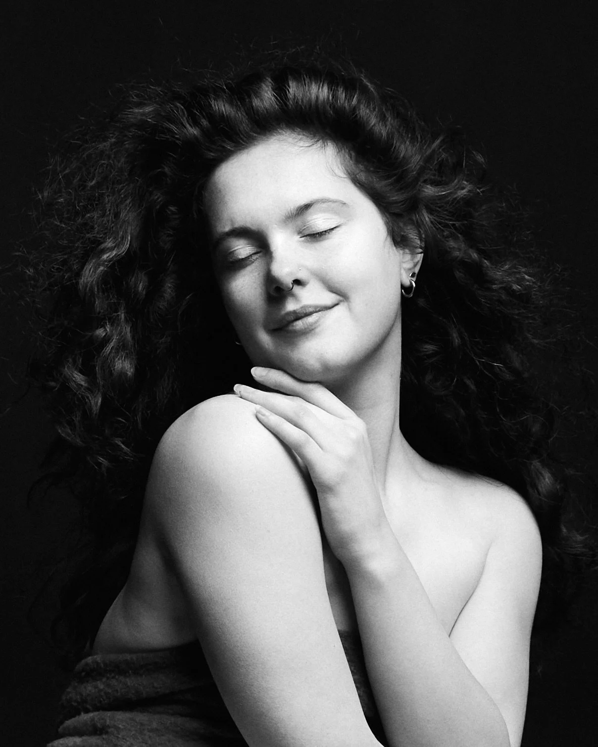 Once you try our black studio, you will fall in love with yourself a little more.🖤
The light feels deeper, the mood quieter, everything more focused.
Nothing extra, just you.