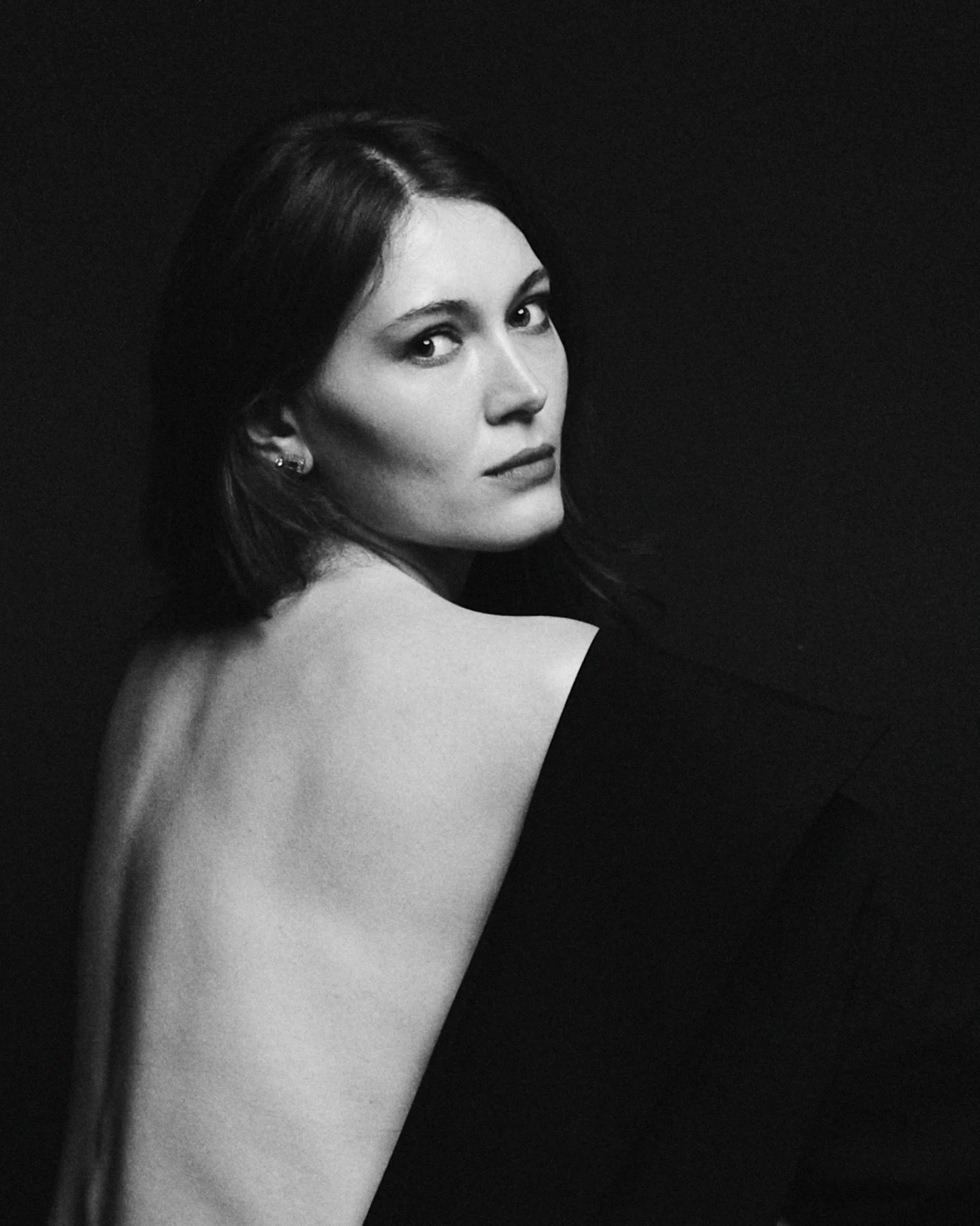 Have you ever noticed how we&rsquo;re usually our own meanest critics? We spend so much time picking ourselves apart that we forget how to actually look at the person in the mirror. A self-portrait session is a bit of a shortcut to changing that.

To