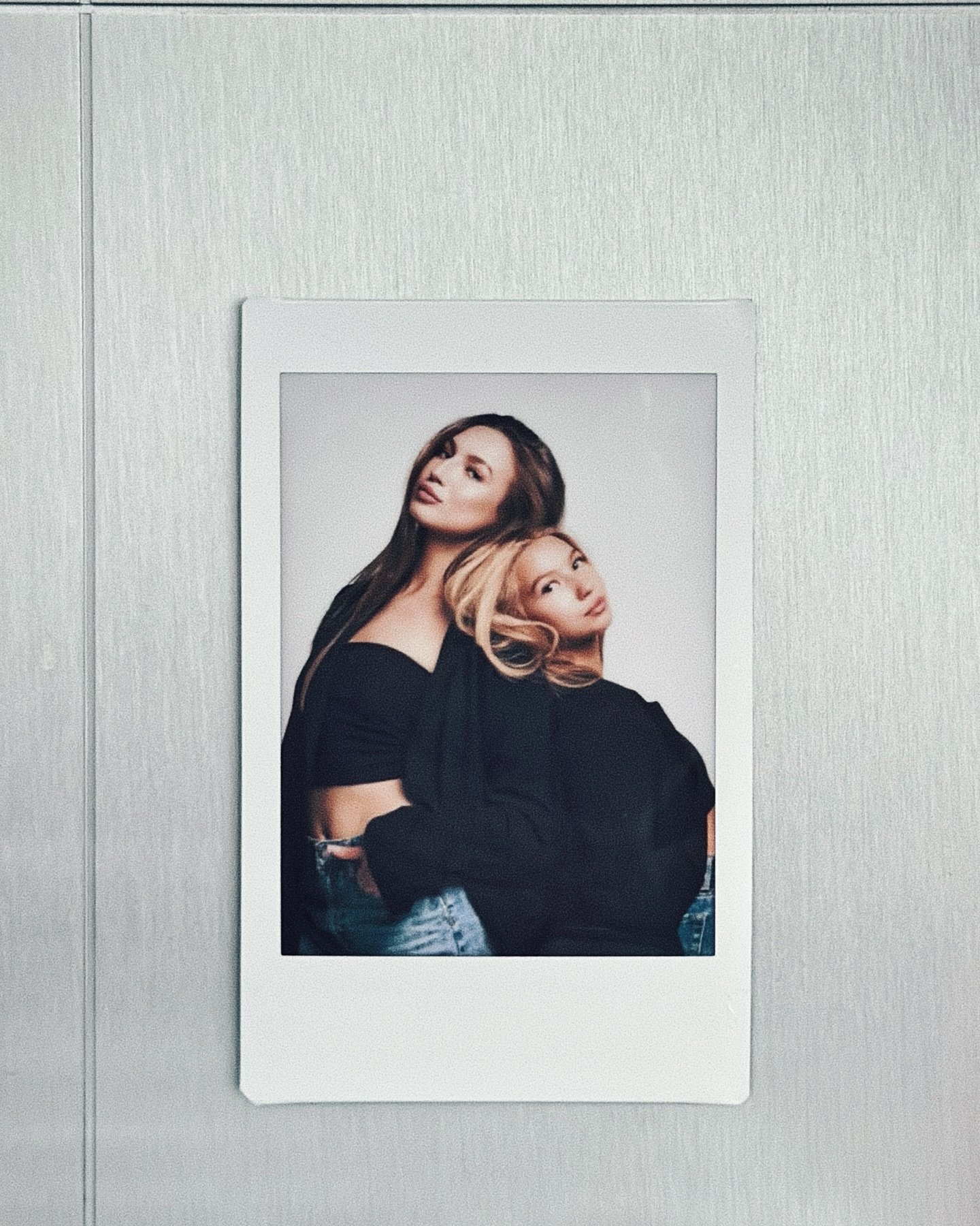 When was the last time you took photos with your sister?
Life moves quickly, and we rarely stop to capture these moments together.
One evening, you could invite her out for dinner and stop by @pose.photostudio beforehand for a self-portrait session. 