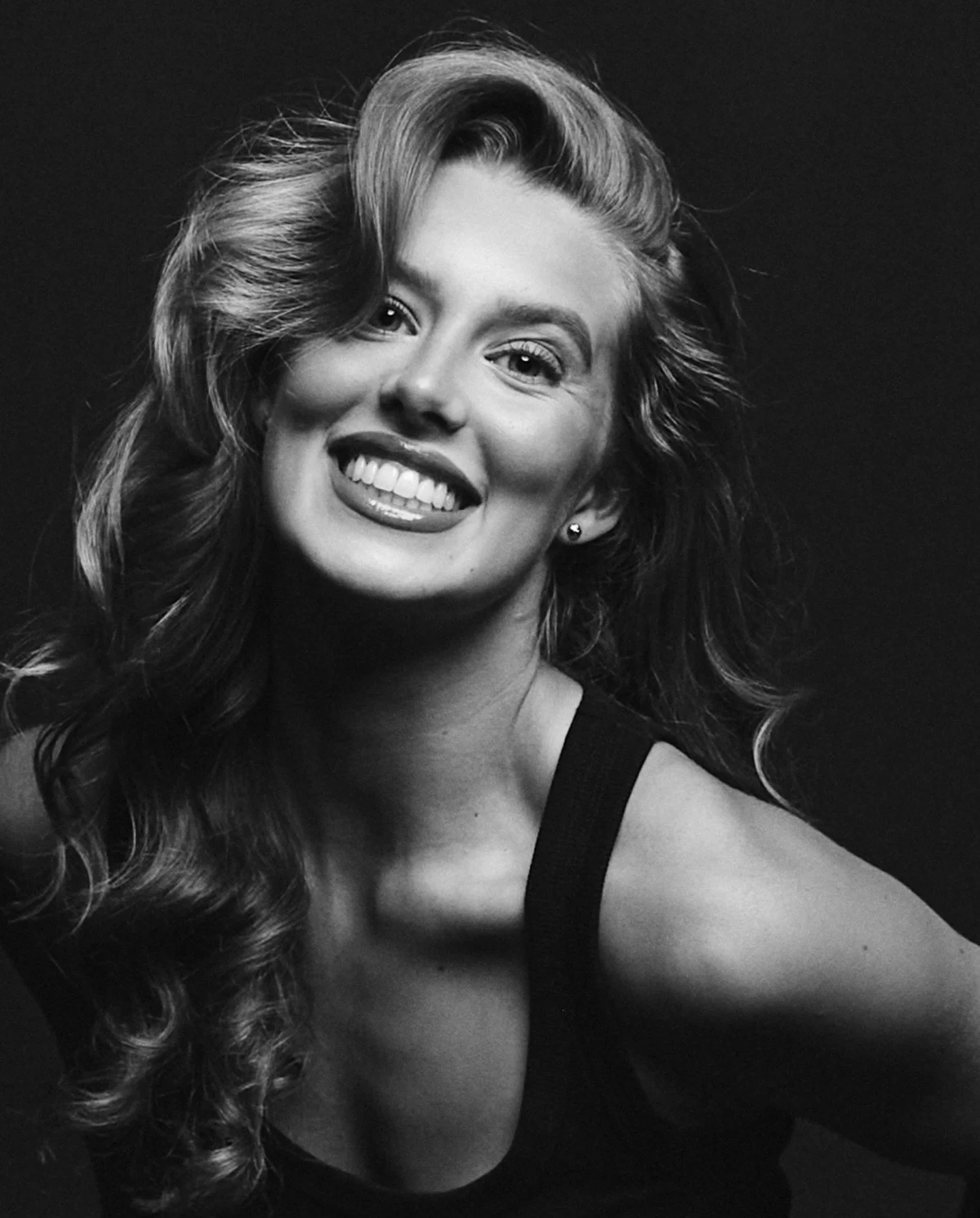 Ever wondered how to get beautiful close-ups in a self-portrait studio?

At POSE, every photo you receive from your session is a full-length shot. We intentionally keep the frame wide to give you plenty of room to move freely and get creative with yo