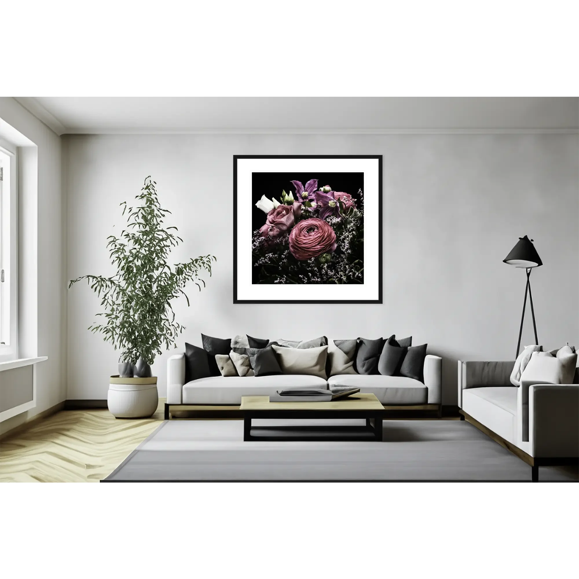 Blumenstrauß mit rosa und weiße Rosen, rosa Ranunkeln, violetten Clematis vor schwarzem Hintergrund, schwarz gerahmt an einer grauen Wand hängend