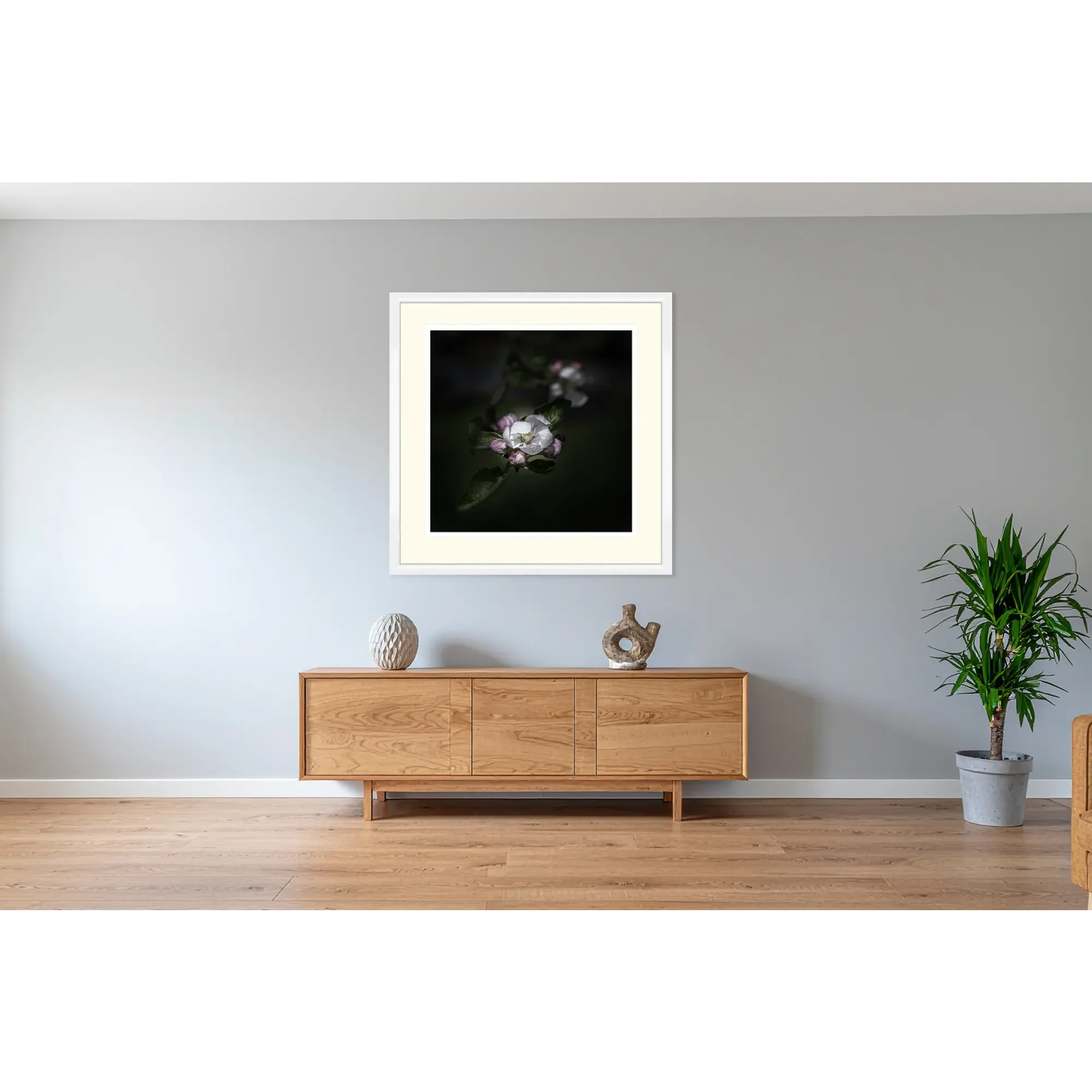 Detailaufnahme Apfelbaum-Blüte, in weißem Rahmen an der Wand hängend.