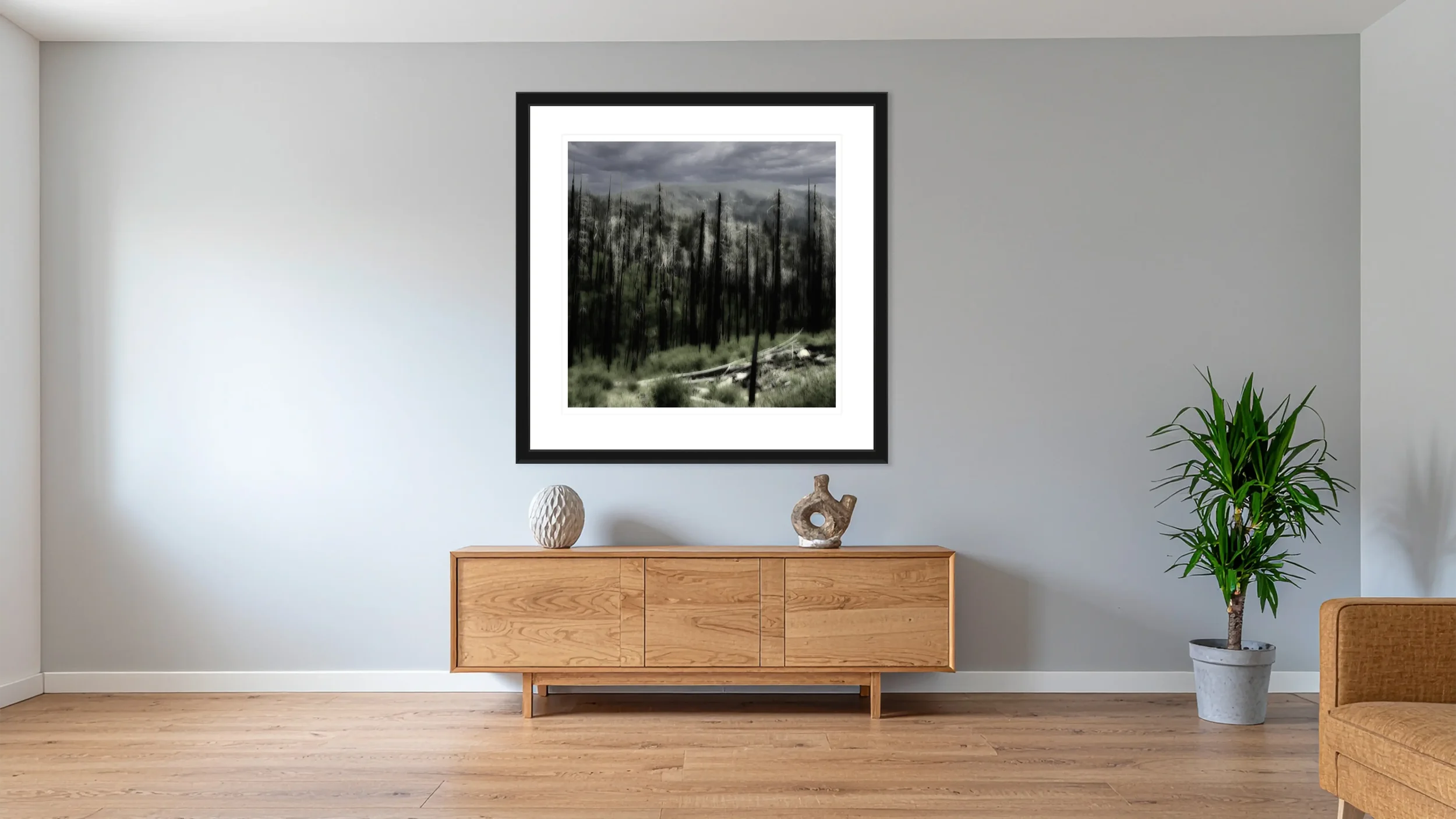 _JP76156-Burned Woods Yosemite - schwarzer Rahmen - im Raum.webp