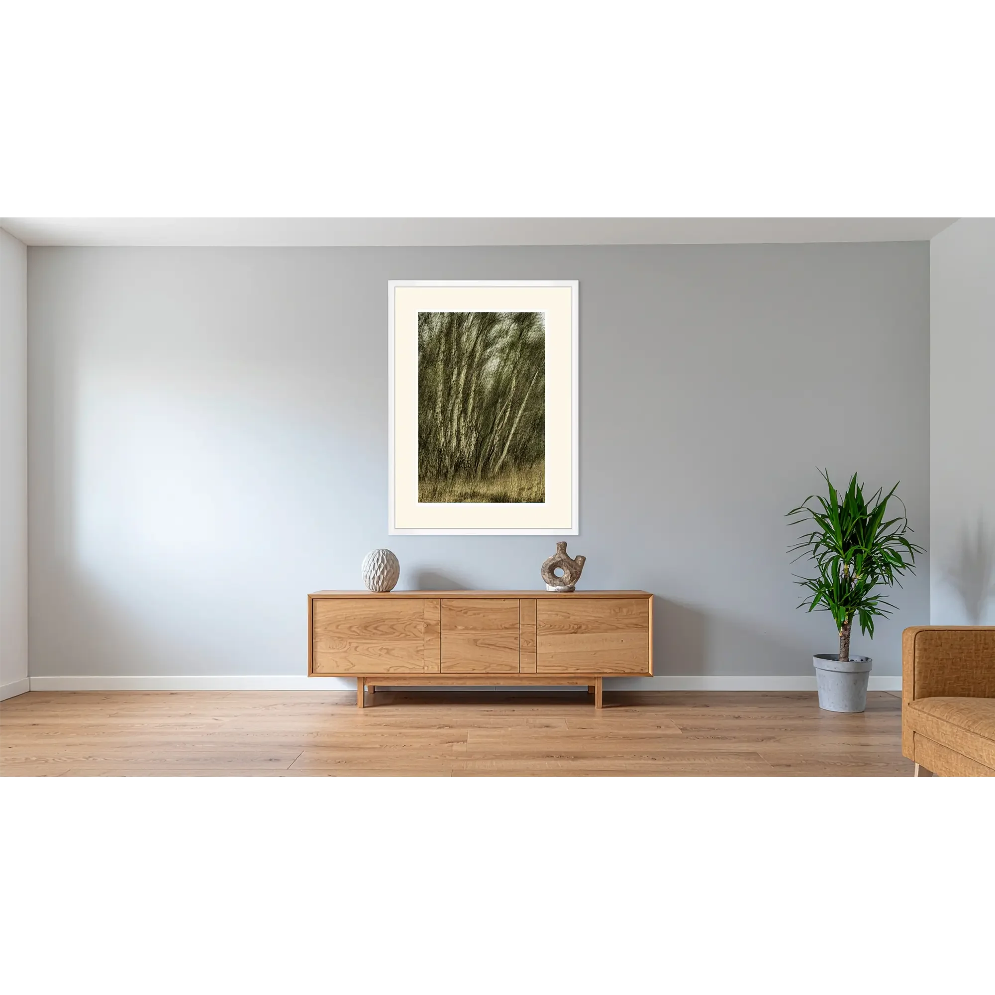 Kunstfotografie Birkenwäldchen in weißem Rahmen über Sideboard Wohnzimmer Einrichtung