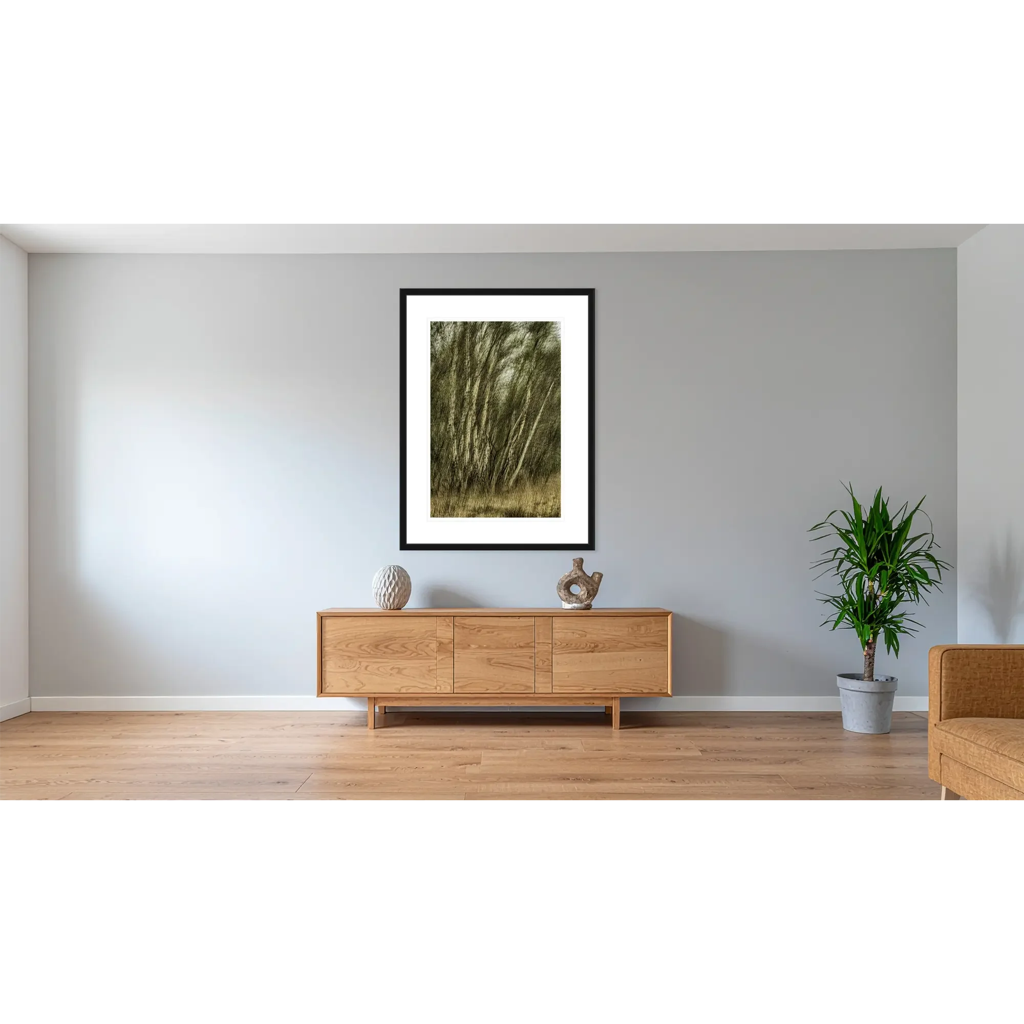 Limitierter Fine Art Print Birkenwald in schwarzem Holzrahmen an Wohnzimmerwand