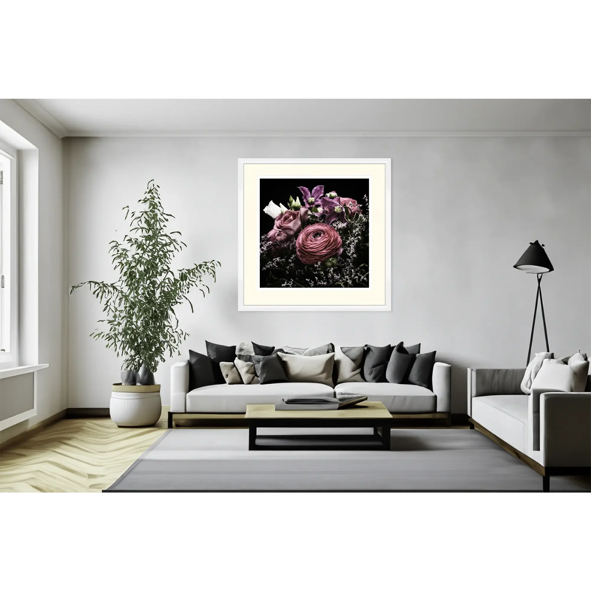 Blumenstrauß mit rosa und weiße Rosen, rosa Ranunkeln, violetten Clematis vor schwarzem Hintergrund, weiß gerahmt an einer grauen Wand hängend