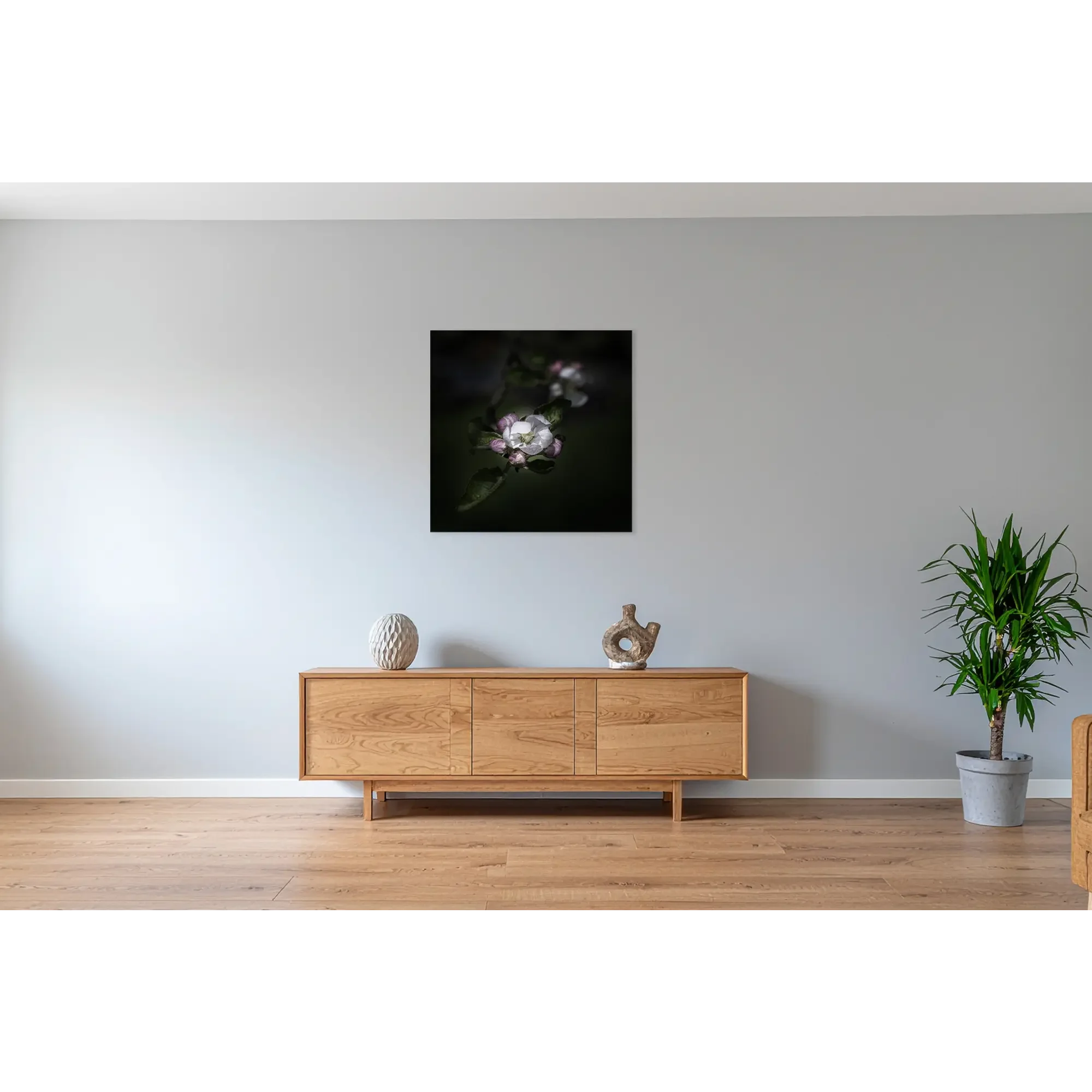 Detailaufnahme Apfelbaum-Blüte rahmenlos an der Wand hängend.