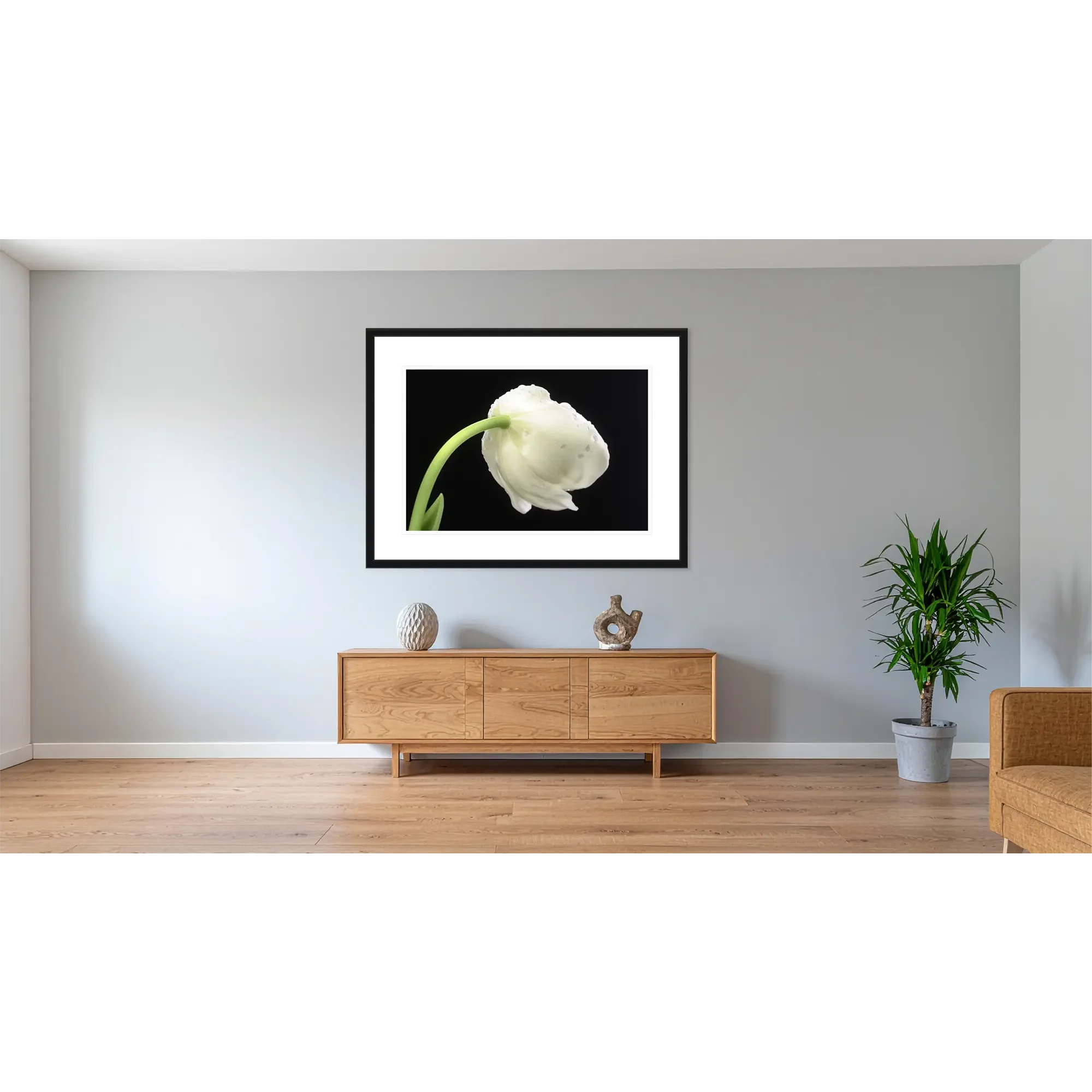 Blumen-3700-Weiße Tulpe No 2 - schwarzer Rahmen - im Raum.webp