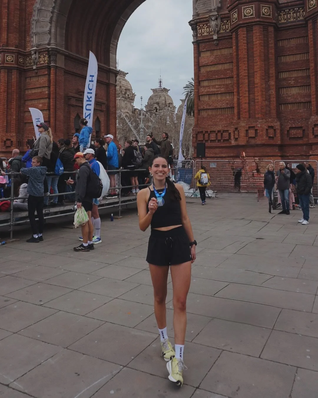 maratonista 👽🫀🦋 42,195 metros 

por este deporte que no deja de sorprenderme y muchos a&ntilde;os de no dejar de so&ntilde;ar. Lucky lucky meee

ft otras carreras lindas y mariana chiquita de fiesta que no se la cree