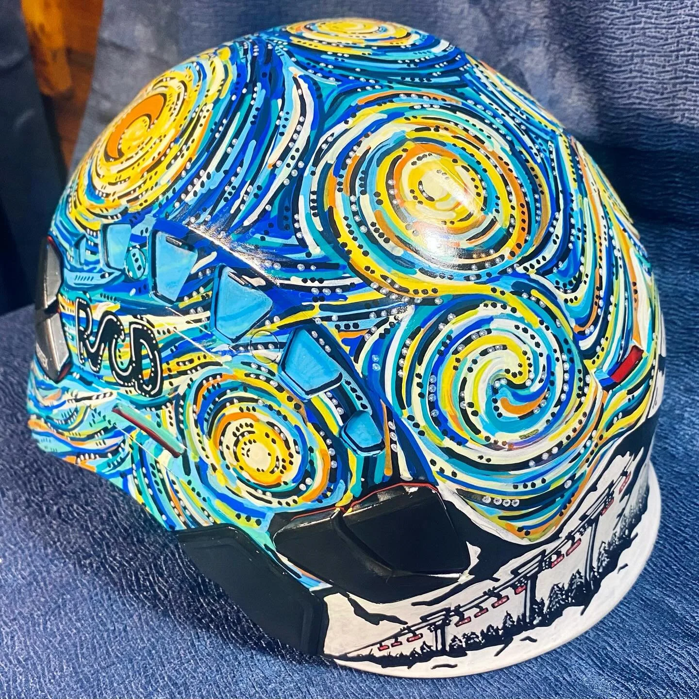 Who knew PPE could have main character energy? This @petzlhelmets is for a super RAD photographer in the ski industry who turns into a snowmaking queen when it matters most - @hansen_maddy. Fun, fun, fun ❄️✨