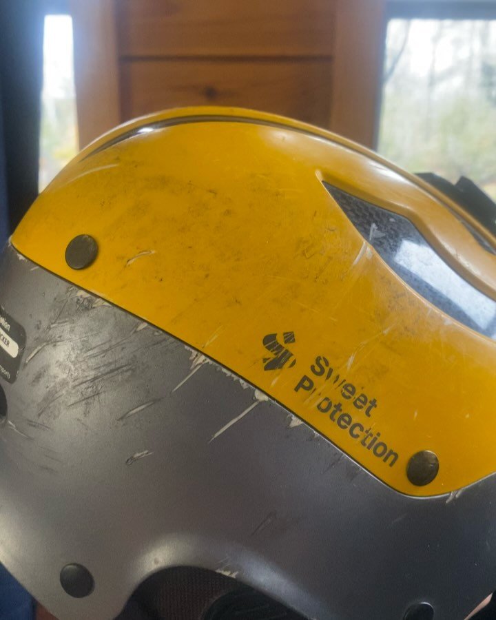 From this ➡️ to that! Here&rsquo;s a little ✨refurbish✨ work on a well loved helmet. First attempt at sparklezzz but I think I dig it.
-
Disclaimer: Please remember helmets have a life span! Protect your noggin with adequate equipment. Refurbishing i