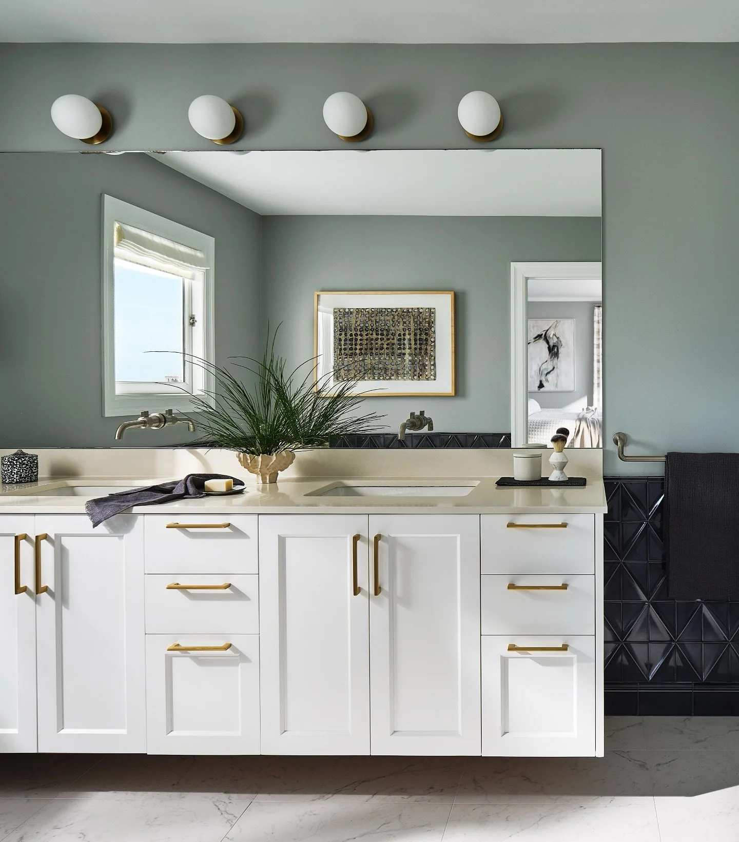 This is where the magic happens, so why not bring a little Hollywood glam to your morning routine. You are so worthy. All that&rsquo;s missing is your name in lights! ✨💄🎬
.
.
.
.
📐 @refinedinteriors.design 
📸 @rbradleyphoto 
🌸 @matador_studio 
.