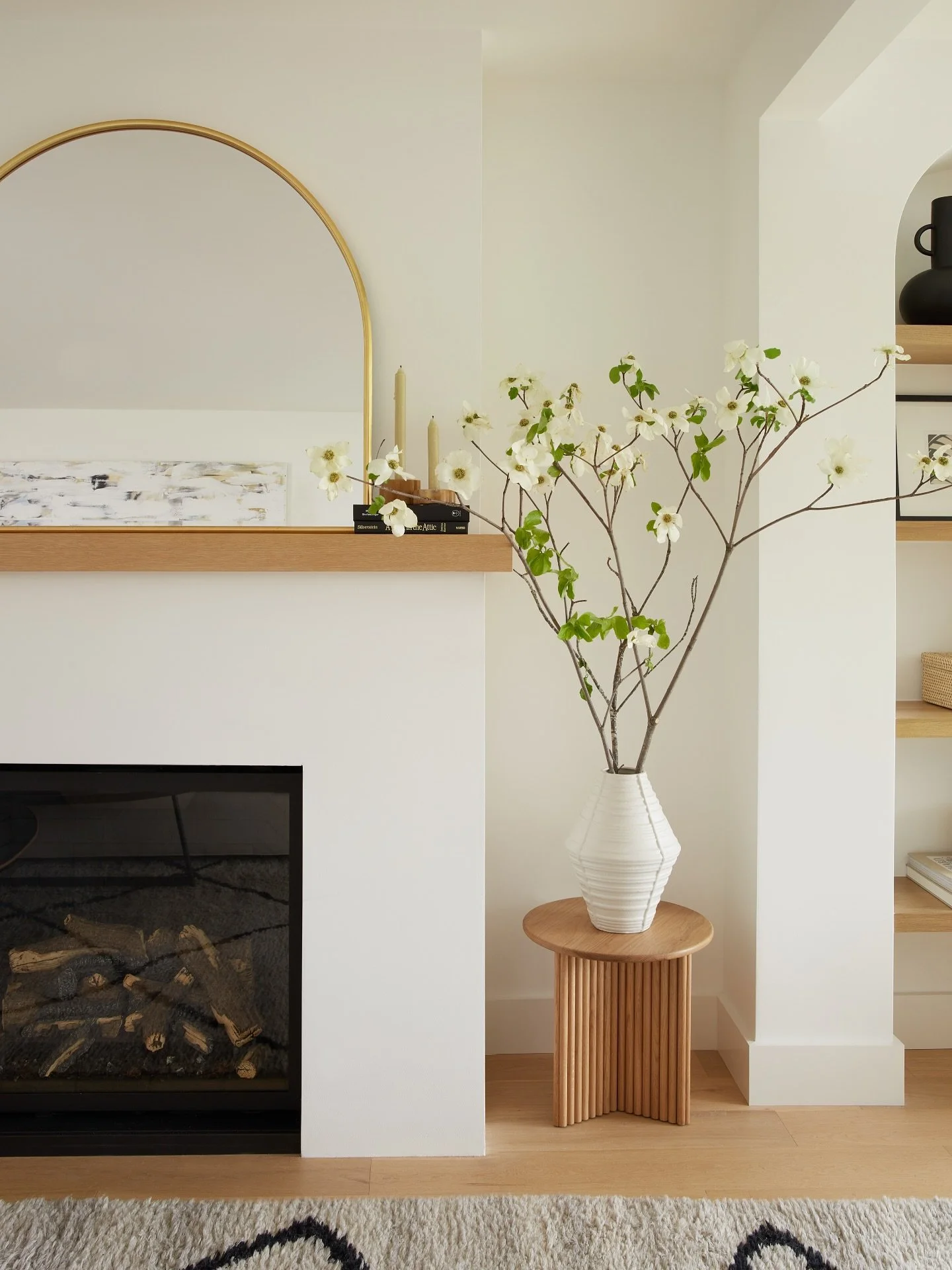 Sometimes luxury is simple. 🪵 🤍
A creamy white backdrop. Natural wood that steals the show. 
Your daily dose of calm right at home. 

What&rsquo;s your home&rsquo;s happy place?
. 
.
.
.
📐 @refinedinteriors.design 
📸 @caitbeyer 
🌸 @allegrahsiaos