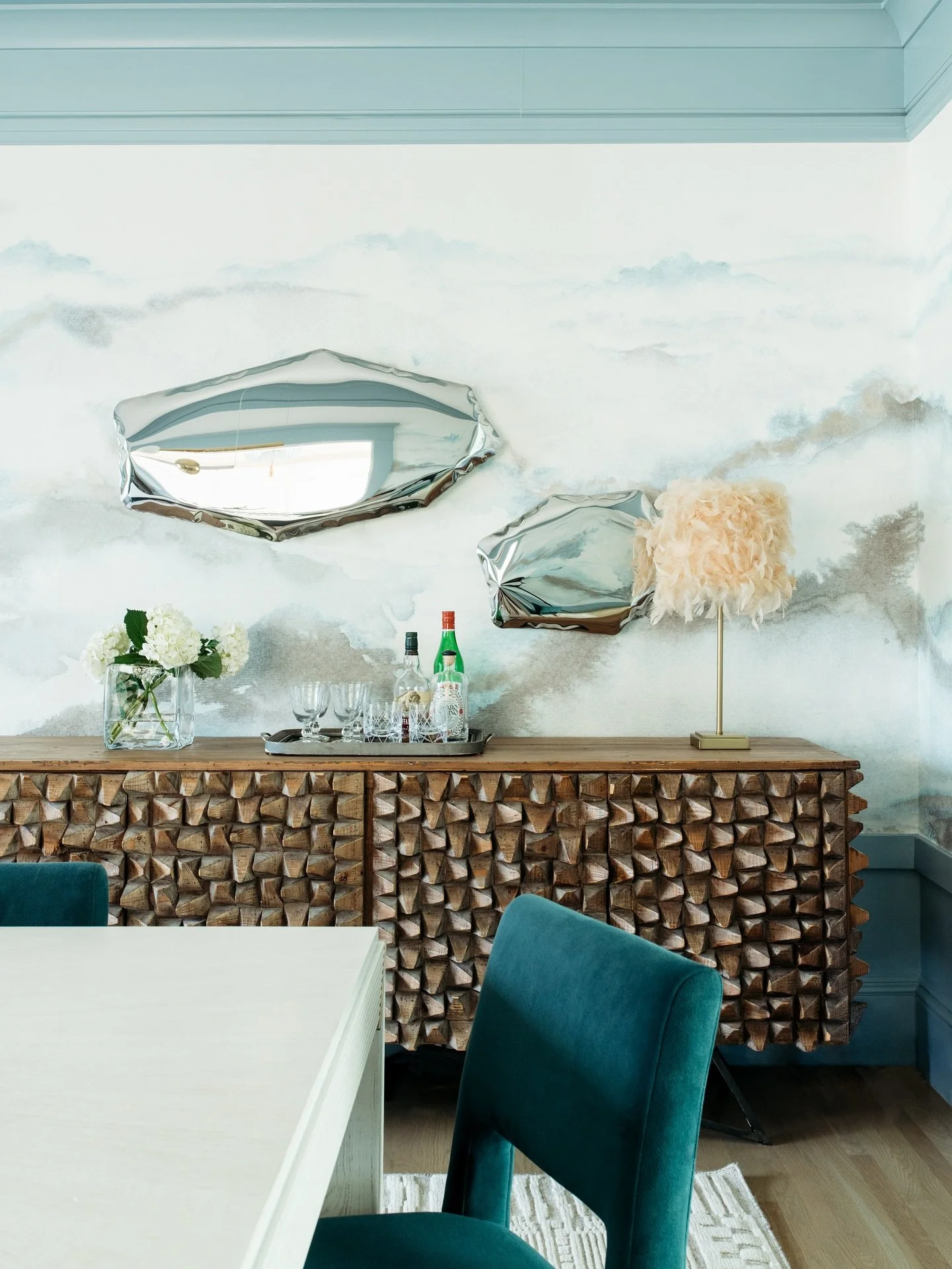 Who says dining rooms can&rsquo;t be fun? 

This one&rsquo;s for a family of 5 (3 kids under 10 👧👦👦 plus a dog + a cat). Texture galore comes together to bring whimsy and interest to guests, no matter their age! They love their velvet chairs, scul