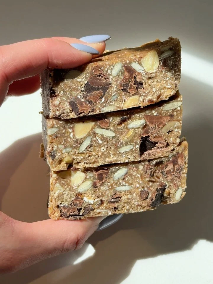 A lovely October in the TRS kitchen 👩&zwj;🌾💘🥗

1. Lots (and lots) of snacks! Loving these Honey, Date + Chocolate Bars. 
2. Yummy team lunch post recipe testing 🫶🏼
3. Coffee + pink bun dates at @toms_southwarkst 
4. Getting excited to head back