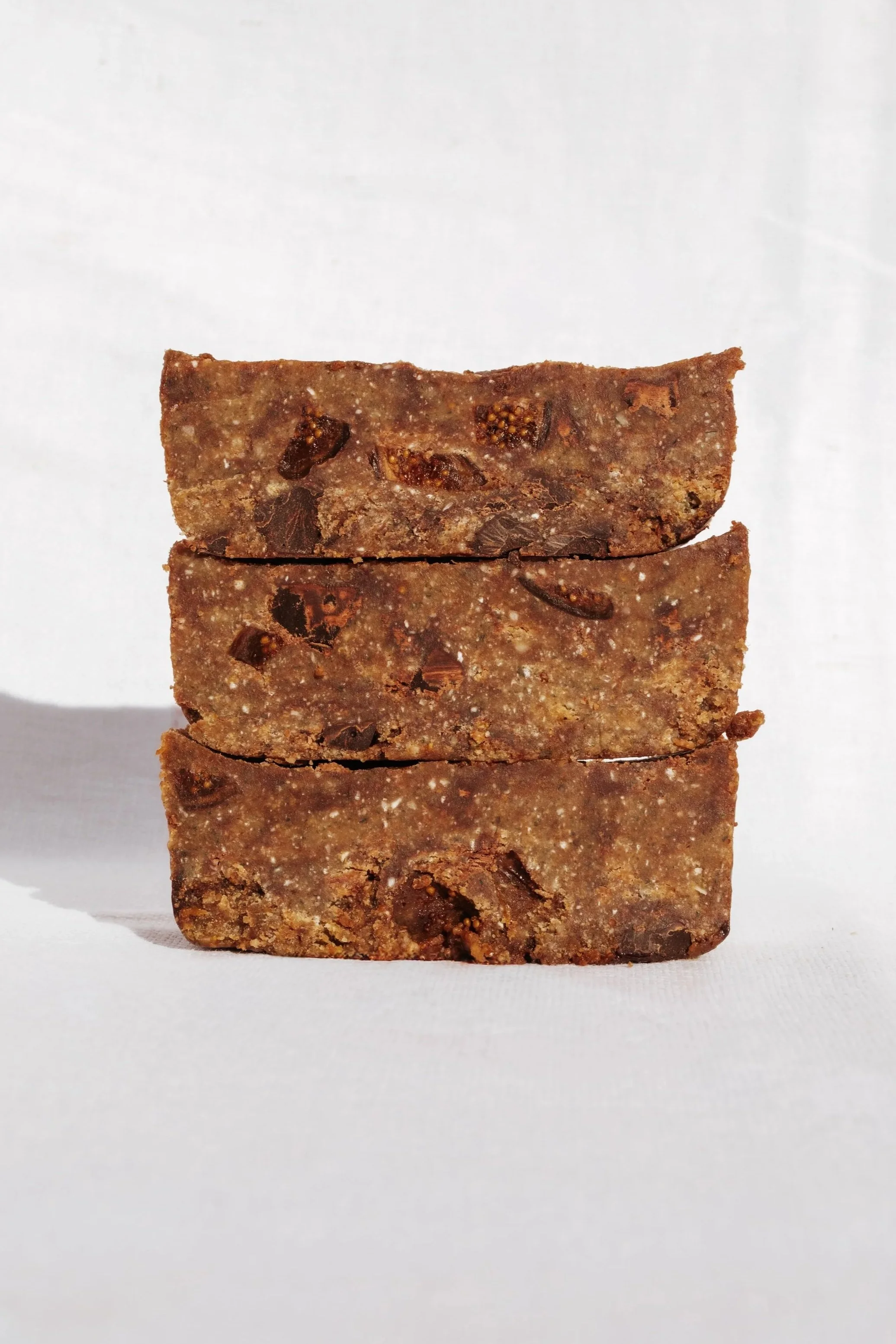 Gluten Free Fig + Dark Chocolate Bars – Healthy Snack Recipe – Two Raw Sisters App