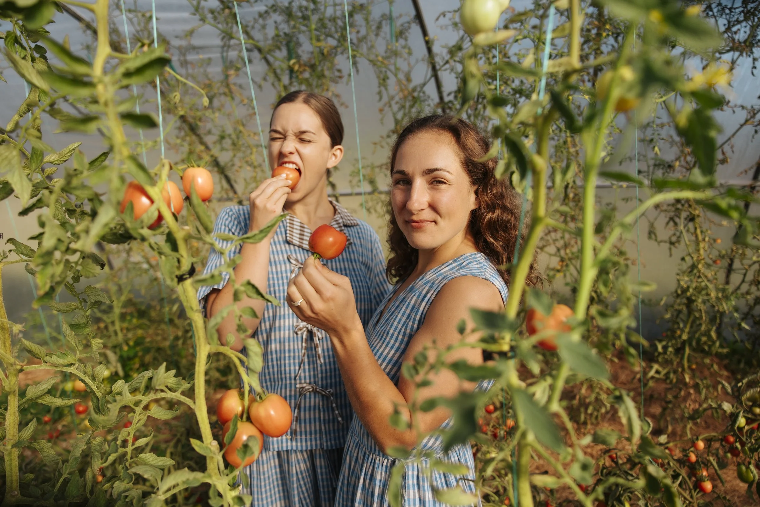 Margo and Rosa Flanagan, founders of Two Raw Sisters