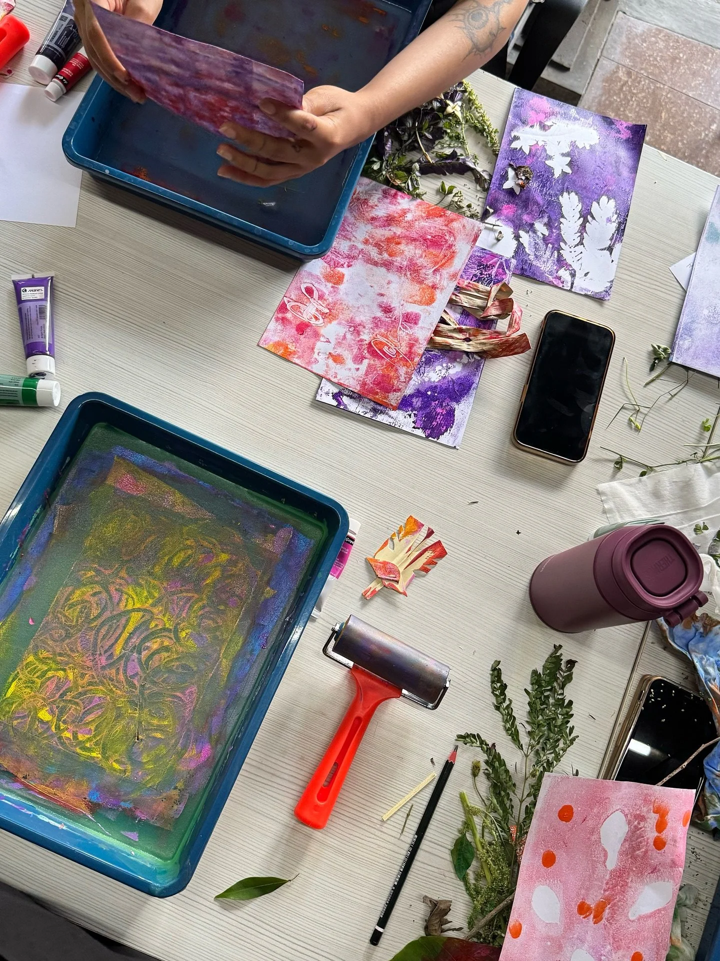 Taking time out from laptop screens is always a good idea.
Especially when it involves a bit of foraging for leaves and flowers to then make your own colourful and creative prints from.
A fun, inspiring and team-building afternoon with our friends at