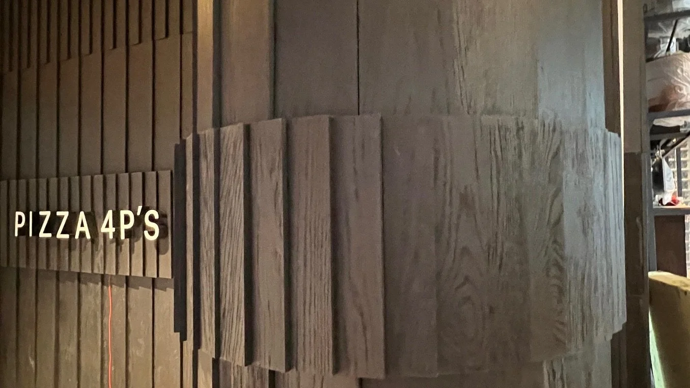 For @pizza4ps Hanoi, we explored the brand&rsquo;s identity through a sensory angle: &lsquo;Oneness with sound&rsquo;.
Central to the interior design concept is an amphitheatre-inspired layout featuring acoustic panels from recycled fabric, mosaic mi