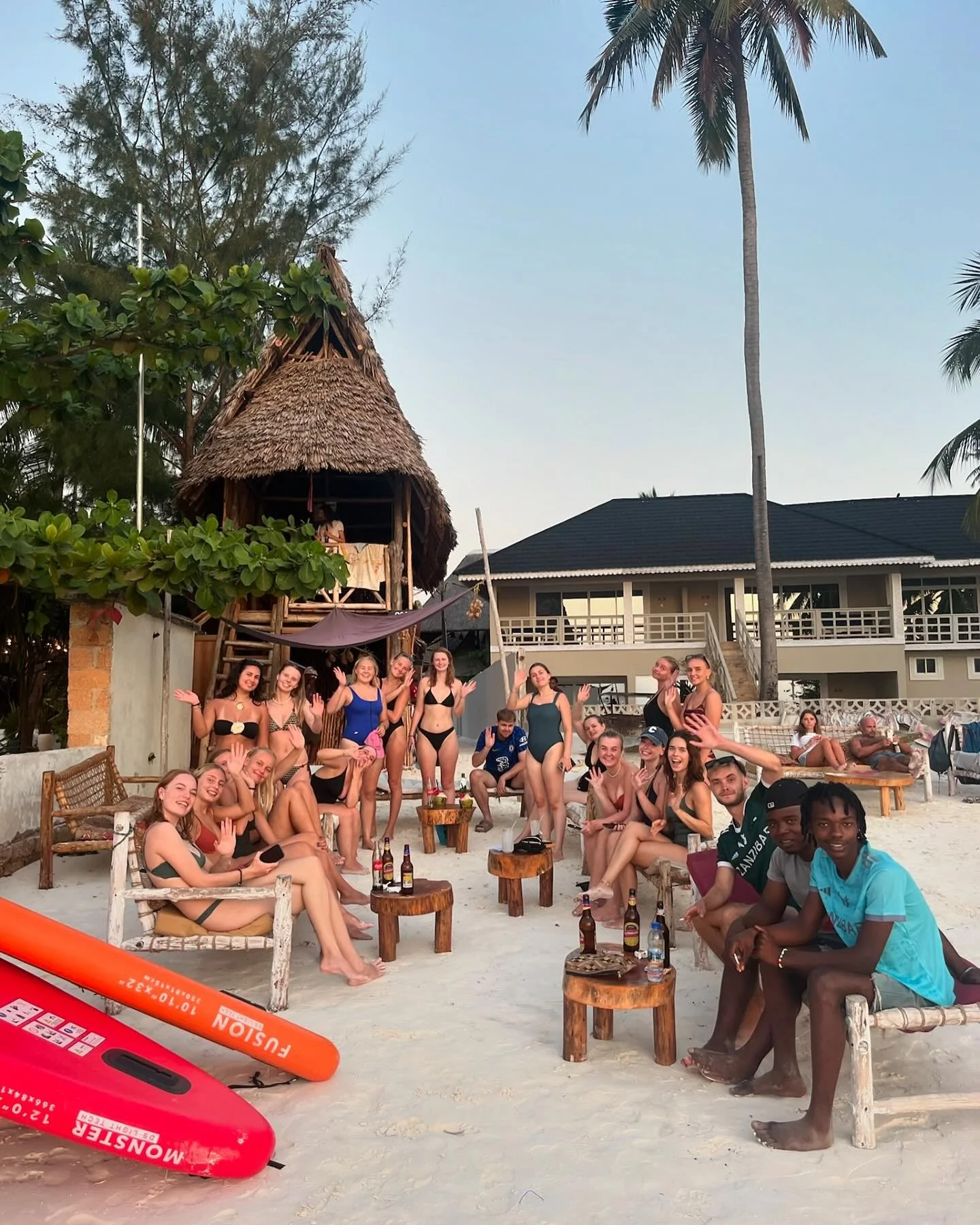 En smuk og ufordrende eftermiddag p&aring; SUP igennem mangroverne og det Indiske Ocean 🌊

Dagen afsluttes p&aring; bedste Zanzi man&eacute;r til solnedgang, bare t&aelig;er i sandet og med s&oslash;de dejlige rejsevenner🫶🏽🌅🍻🧡 DET m&aring; v&ae