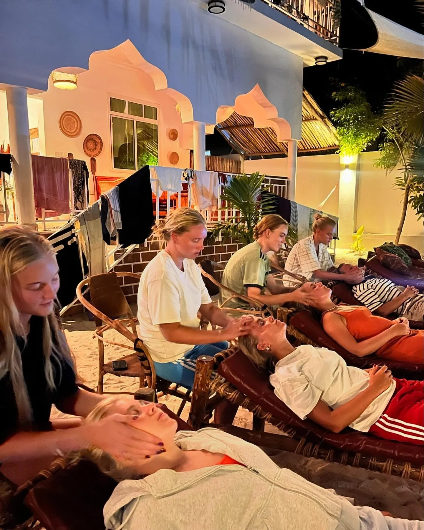 HJEMMESPA OG SELVFORK&AElig;LELSE💆🏼&zwj;♀️🥑🥒✨

Ig&aring;r inviterede Christina til &lsquo;Chrissers spa night&rsquo; i villaen 🫶🏽 En afslappende stund med levende lys og beroligende musik. 

Ren velv&aelig;re med agurker p&aring; &oslash;jenene