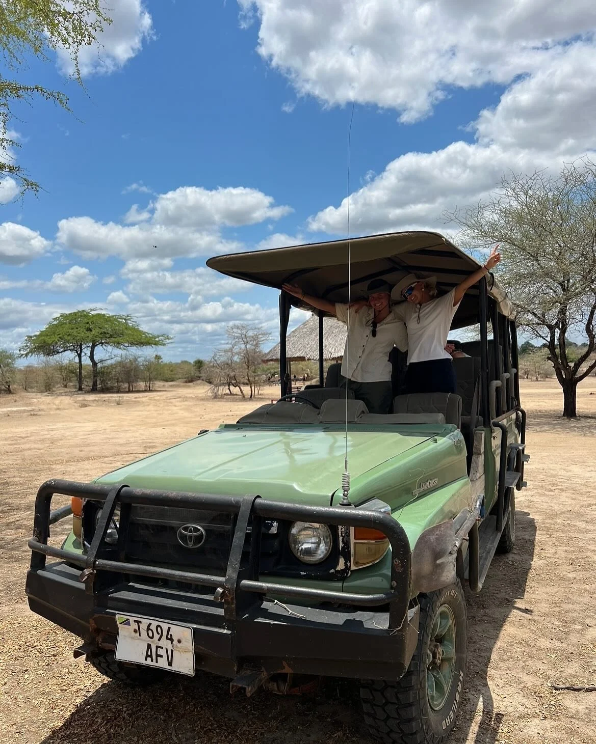 💌 VENNEPAR P&Aring; EVENTYR 💌 

I oktober tog vi sammen p&aring; eventyr til smukke Zanzibar uden den store kendskab til de fantastiske mennesker og oplevelser der var i vente.🪂🫶🏽🐘🤿🌞🌴

Da vi ankom gik der ikke l&aelig;nge f&oslash;r man ikke