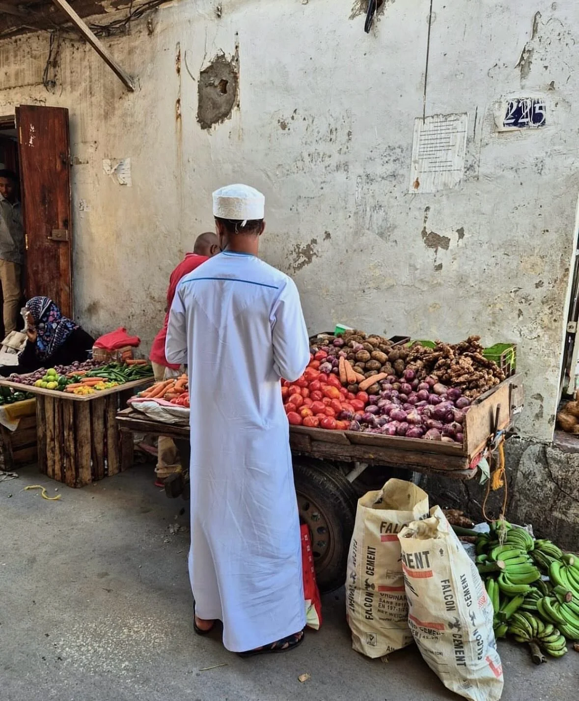 2 n&aelig;tter i eventyrlige Stone Town🕌✨

Stone Town har taget os med p&aring; en tidsrejse &ndash; som at &aring;bne en gammel, st&oslash;vet bog og finde skatte p&aring; hver eneste side. Vi har boet p&aring; et historisk hotel i hjertet af byen,