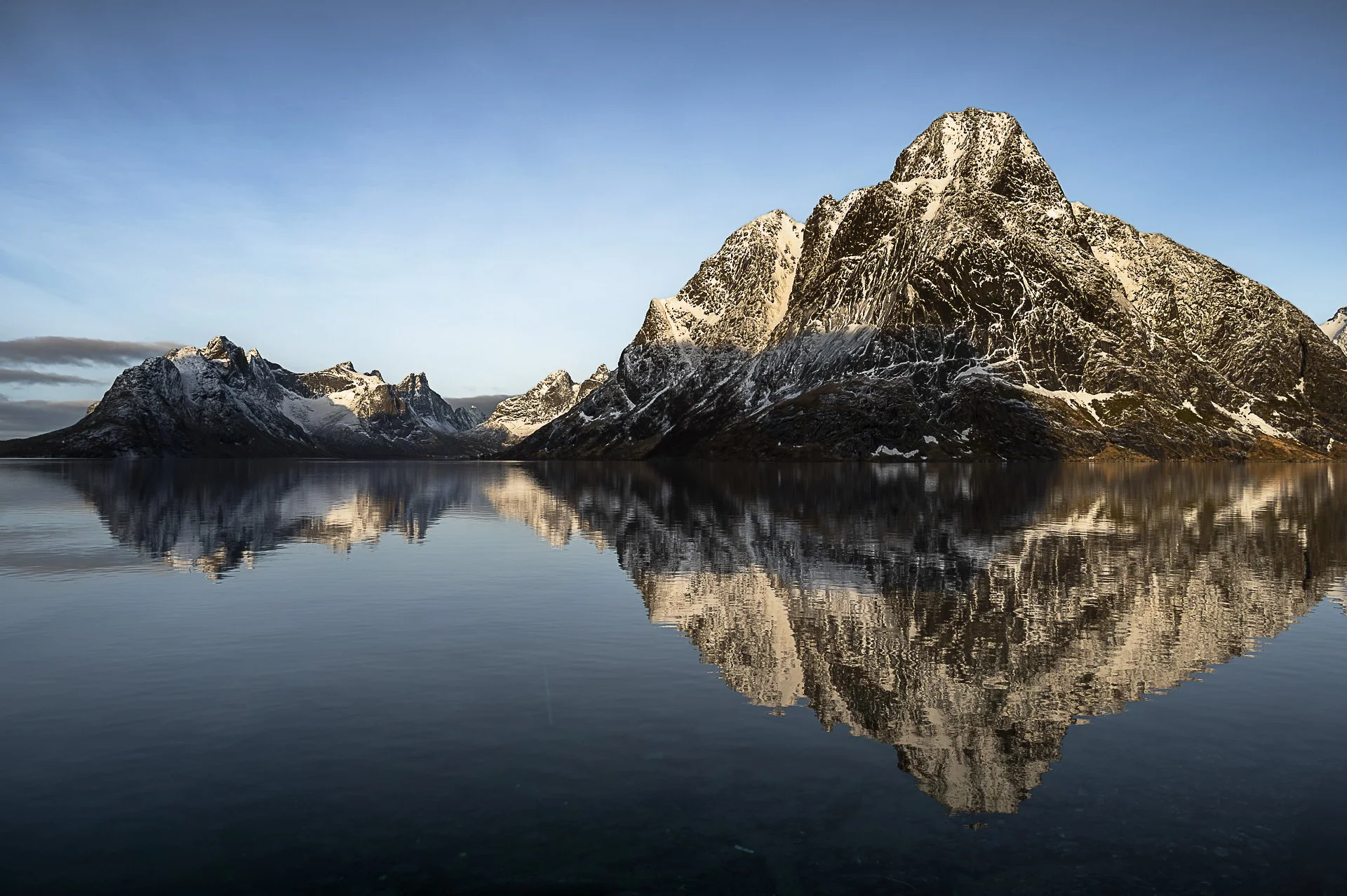 voyage-photo-lofoten-ocean-montagnes-reflets.jpg