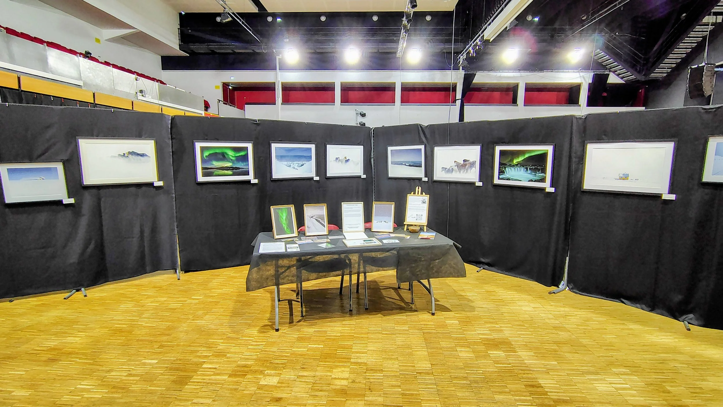Exposition d'images de paysages naturels avec une table d'informations au centre.