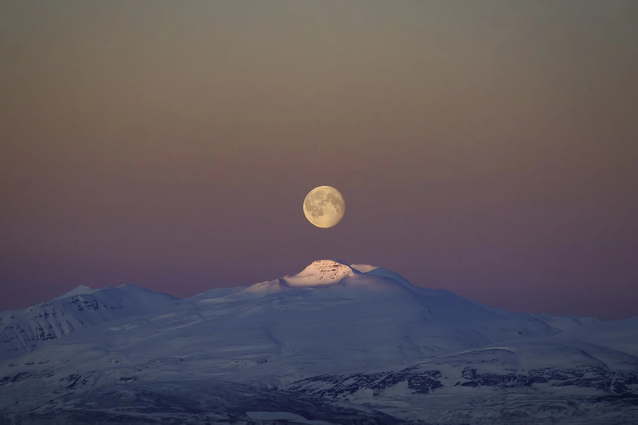 voyage-photo-islande-montagne-lune-rose.jpg