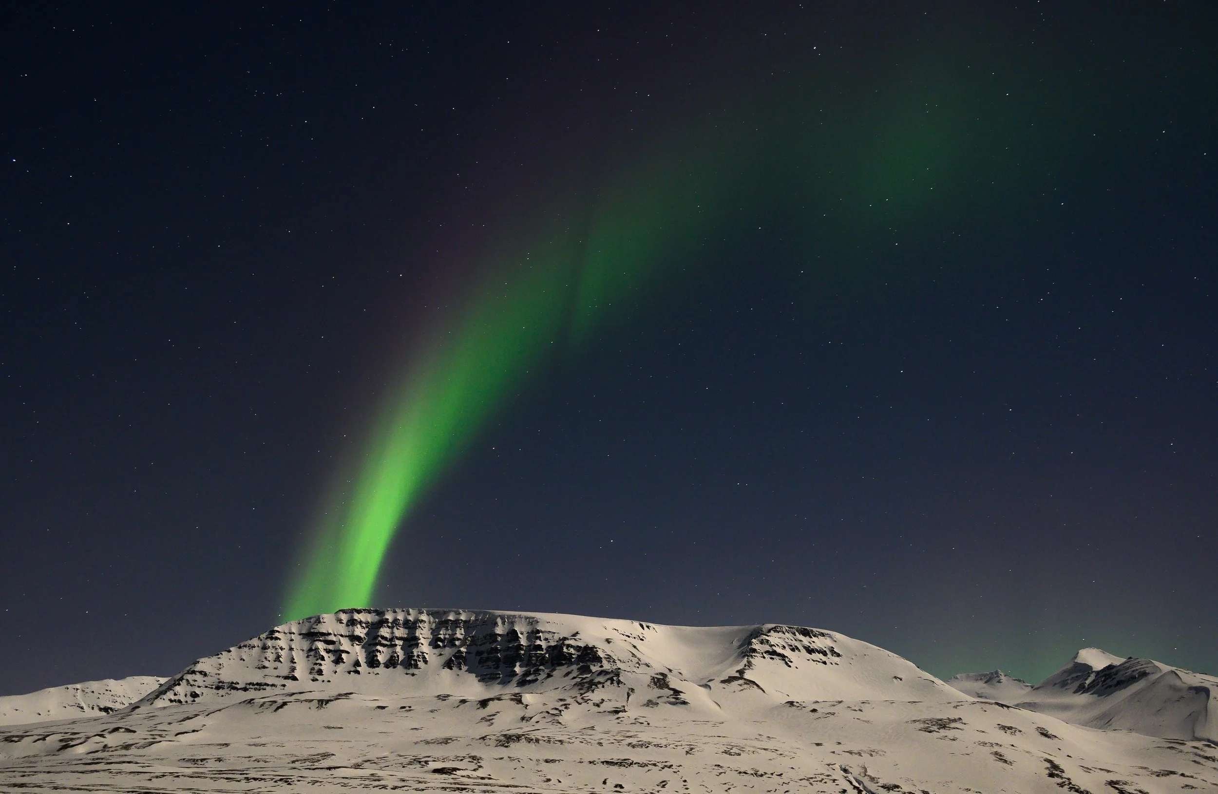 voyage-photo-islande-aurore-boreal-montagne.jpg