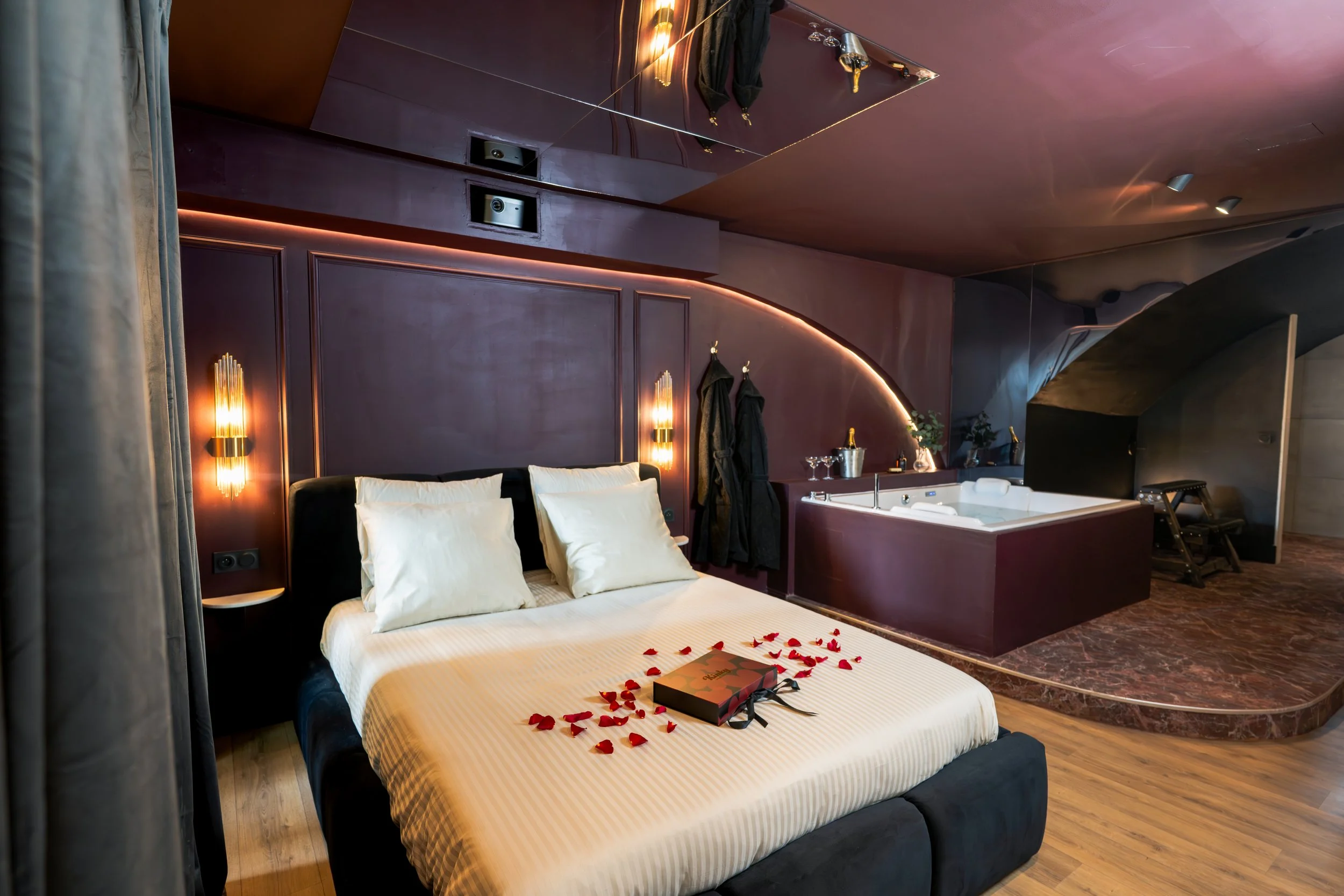 LOVE ROOM-5.jpg