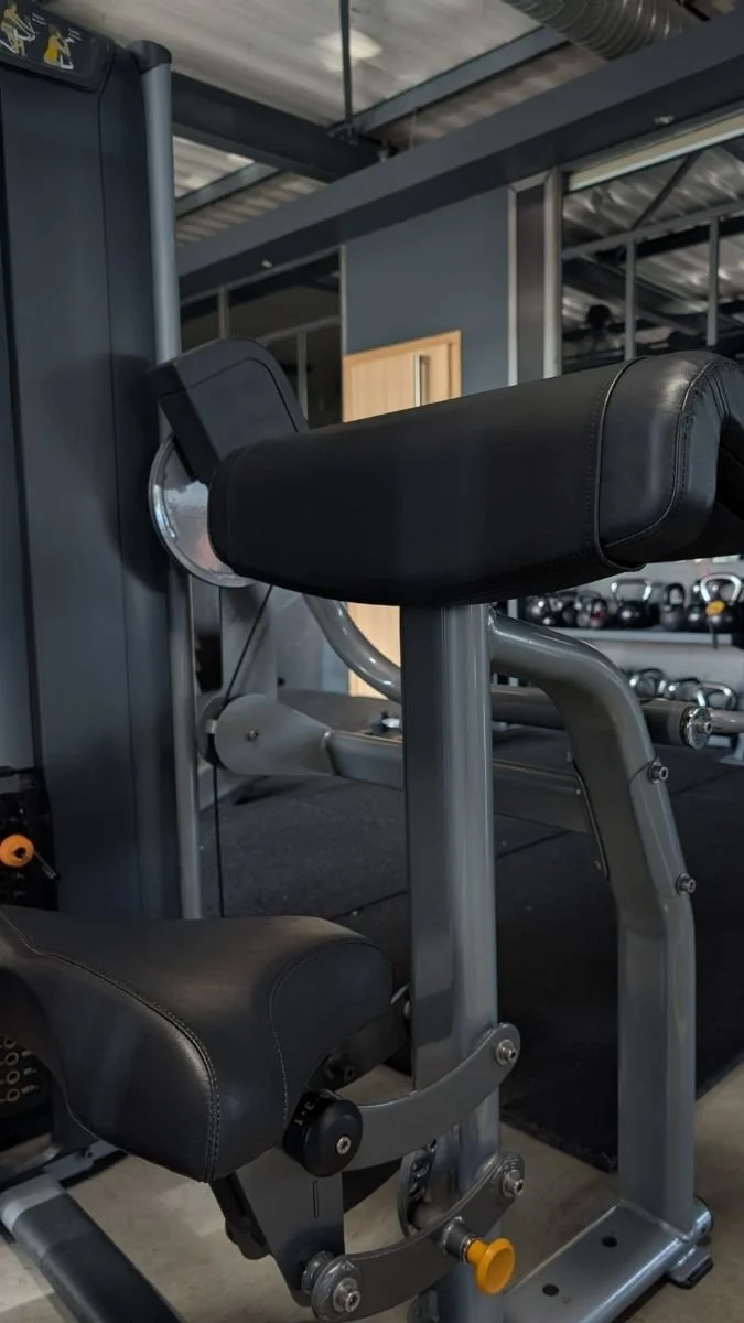 Machine biceps curl pour renforcer les biceps au Club by Moov’in Lyon