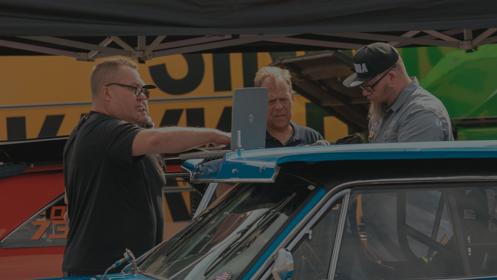 miehet drag racing varikolla