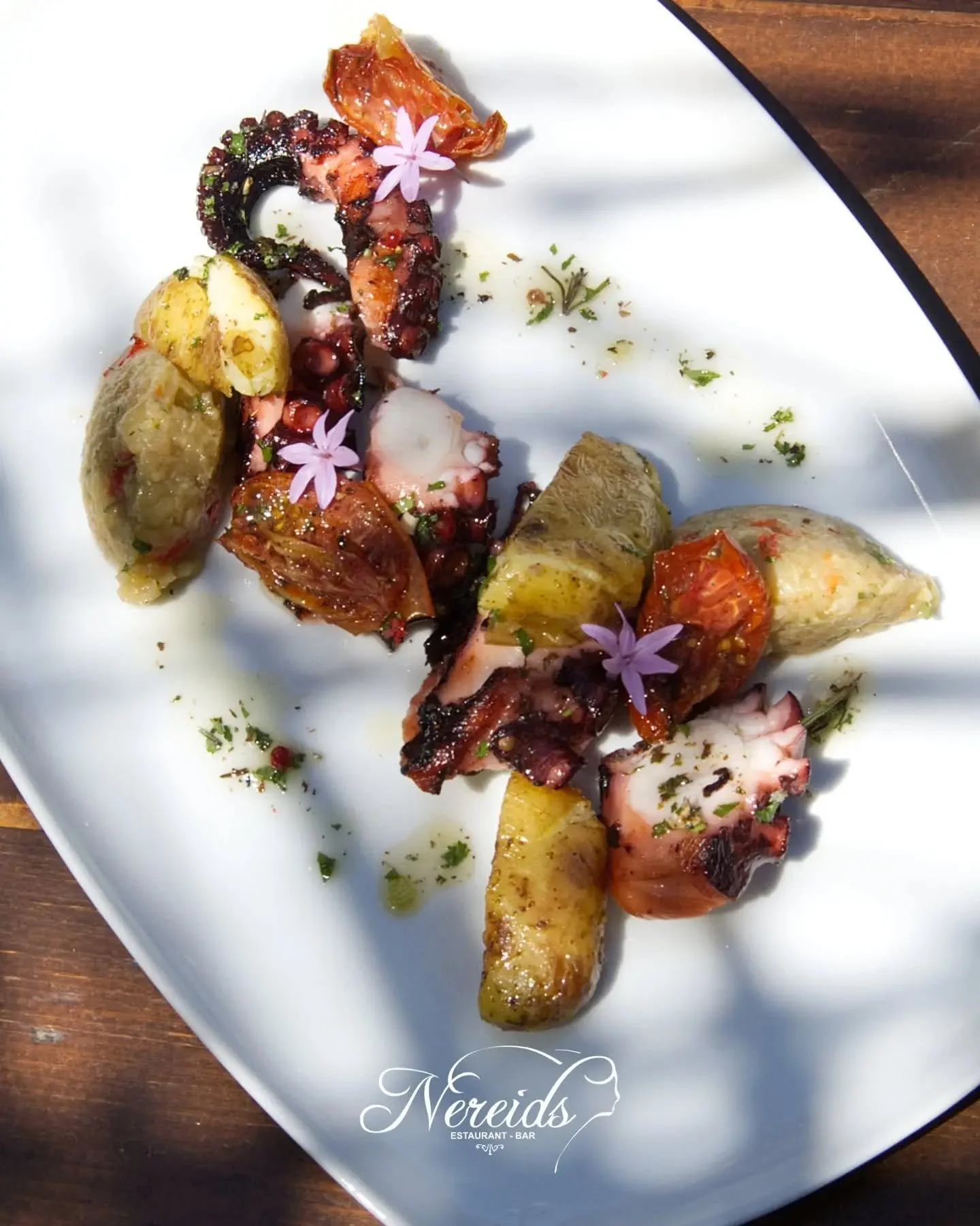 &bull; 𝐎𝐮𝐫 𝐜𝐡𝐚𝐫𝐠𝐫𝐢𝐥𝐥𝐞𝐝 𝐨𝐜𝐭𝐨𝐩𝐮𝐬 &bull;
🐙 Served with a smoky aubergine pur&eacute;e, semi dried tomatoes and oven roasted potatoes, all dressed with fragrant Mediterranean herb oil.

A beautifully balanced dish that speaks for it